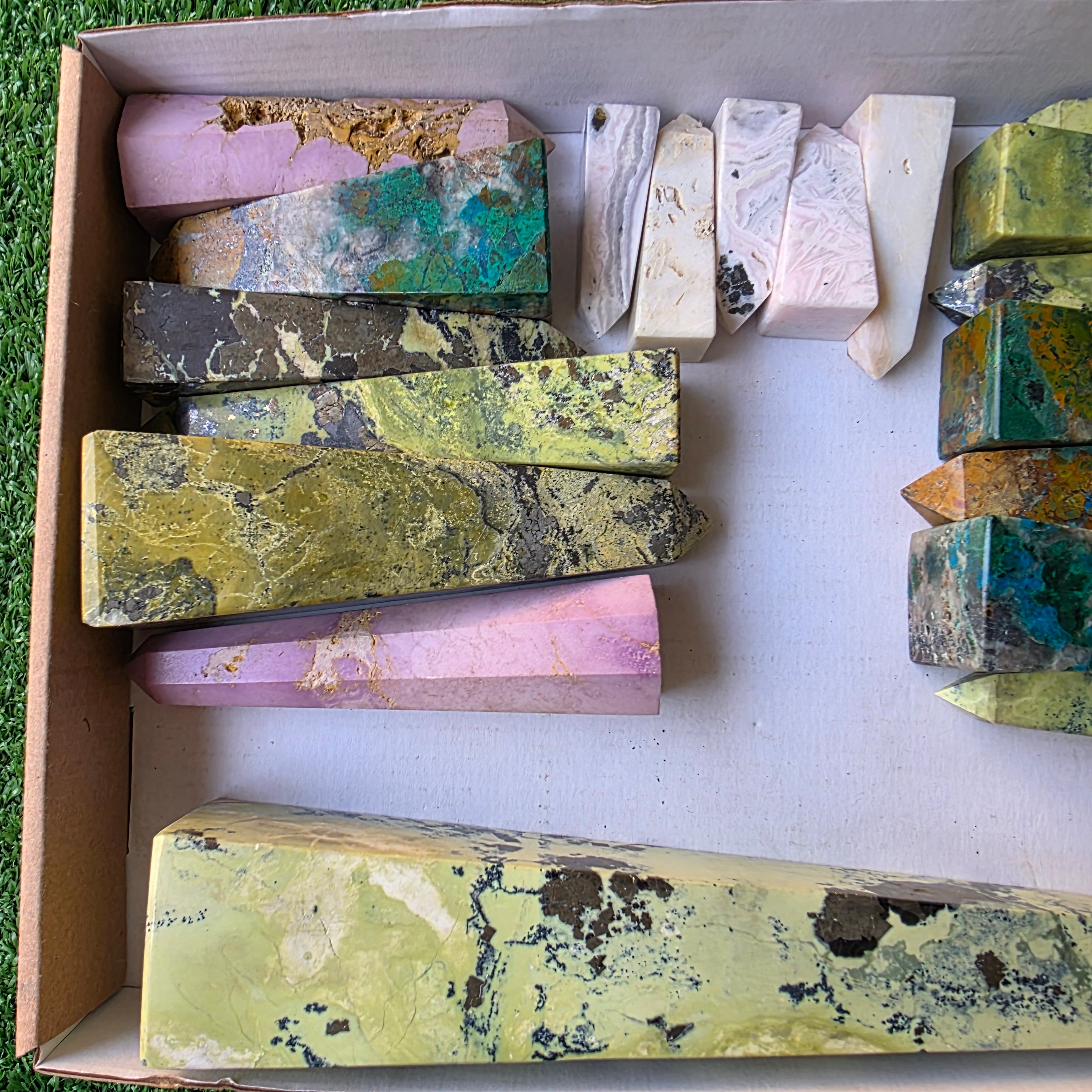 Lot 19 pcs Serpentine, Phosphosiderite, Chrysocolla and Mangano Tower