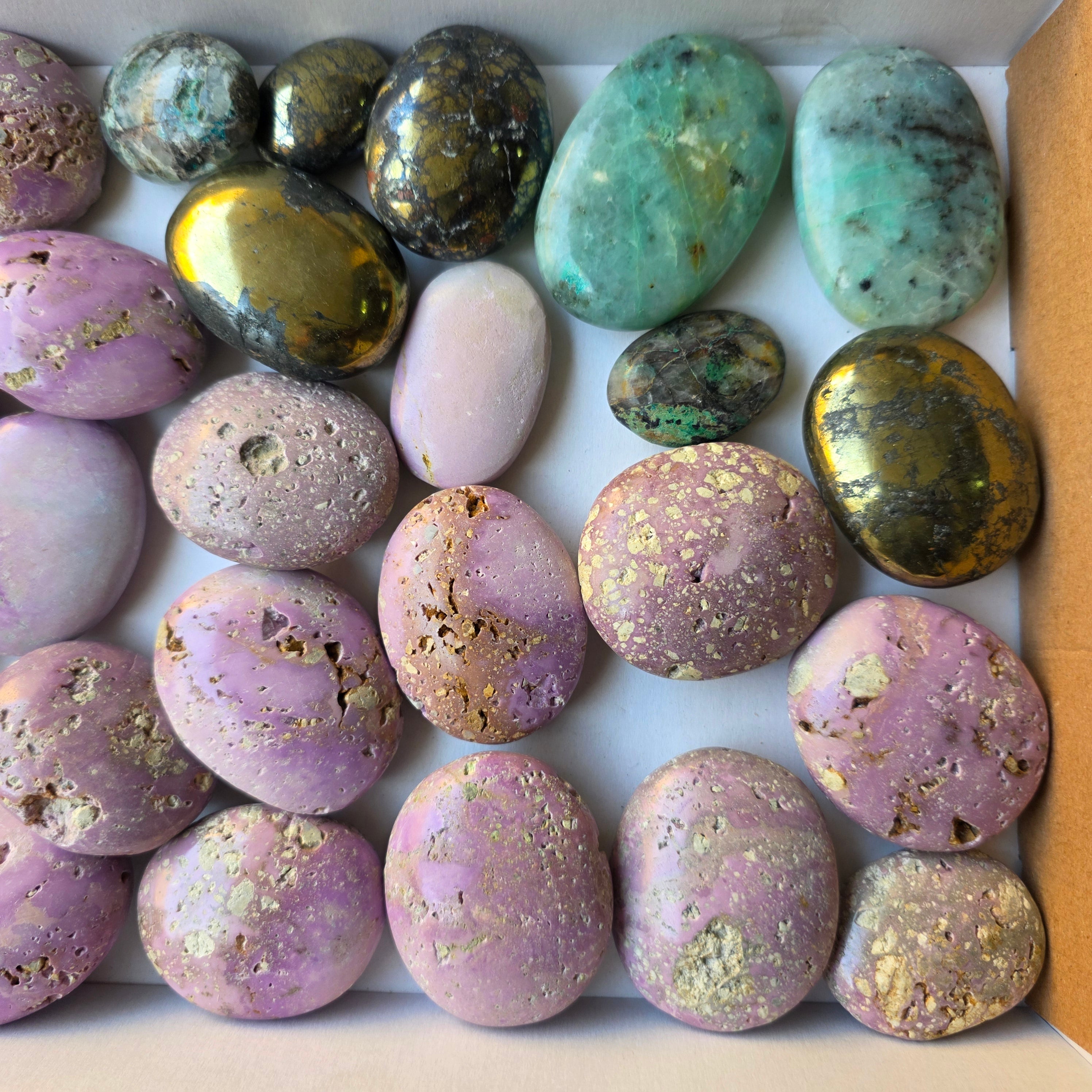 Lot 27 pcs Phosphosiderite drusy, Chalcopyrite and Chrysocolla palm