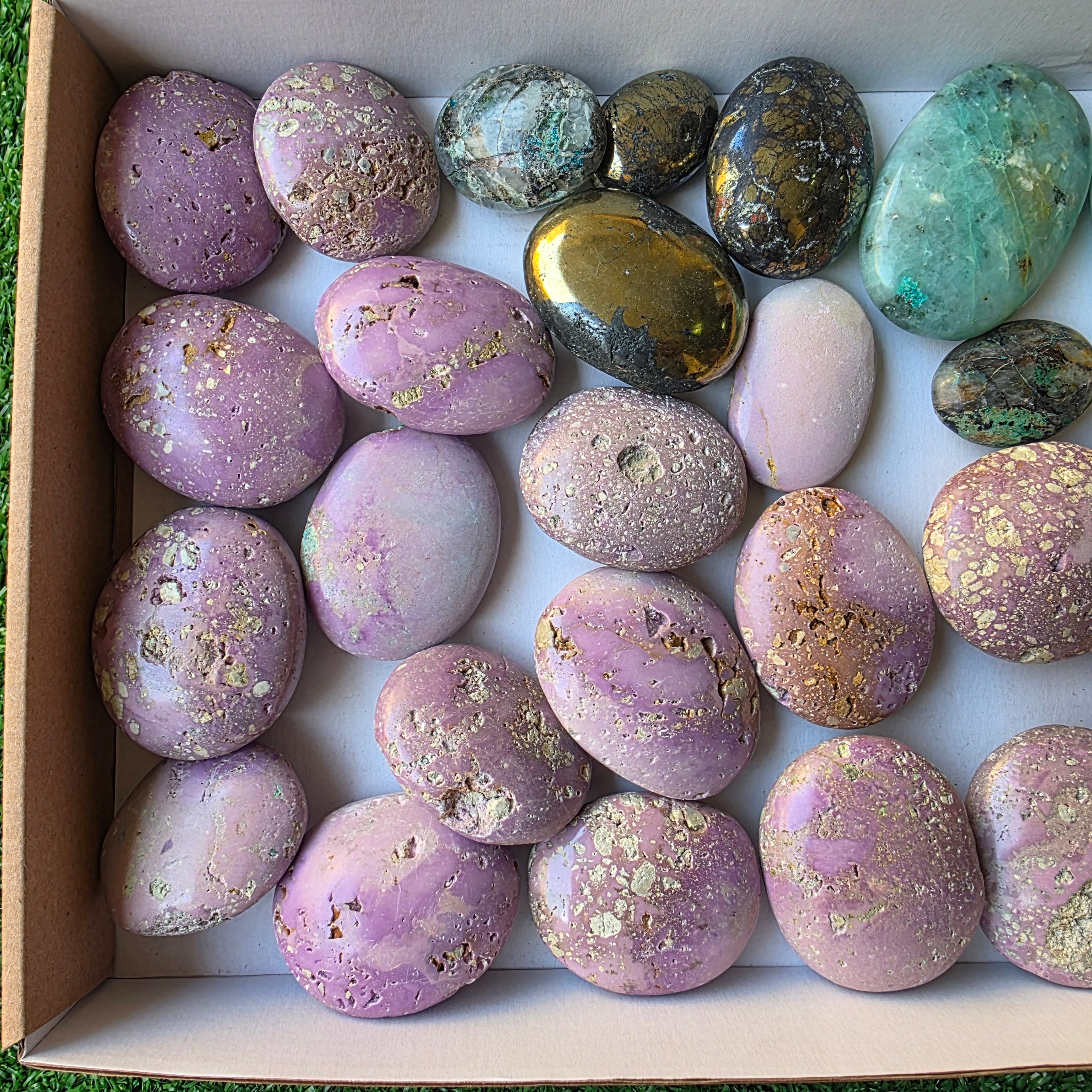 Lot 27 pcs Phosphosiderite drusy, Chalcopyrite and Chrysocolla palm