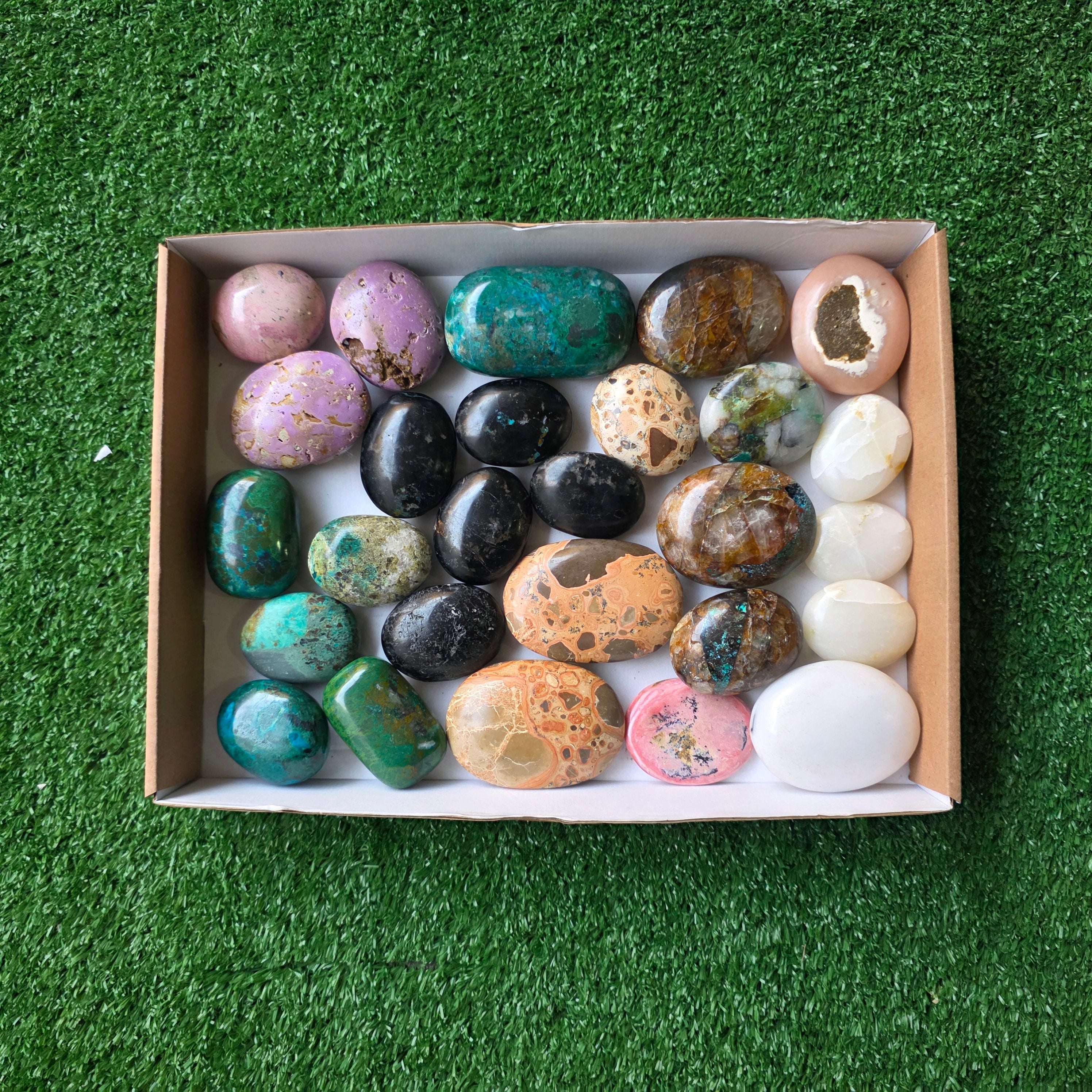 Lot 27 pcs Palm of Mixed Stones