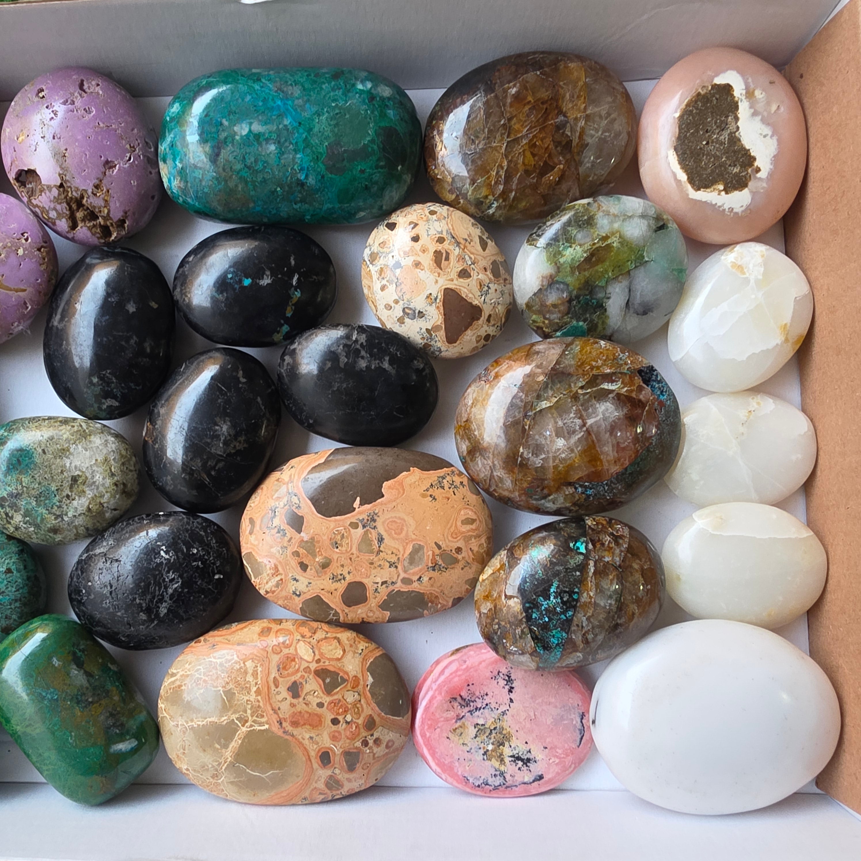 Lot 27 pcs Palm of Mixed Stones