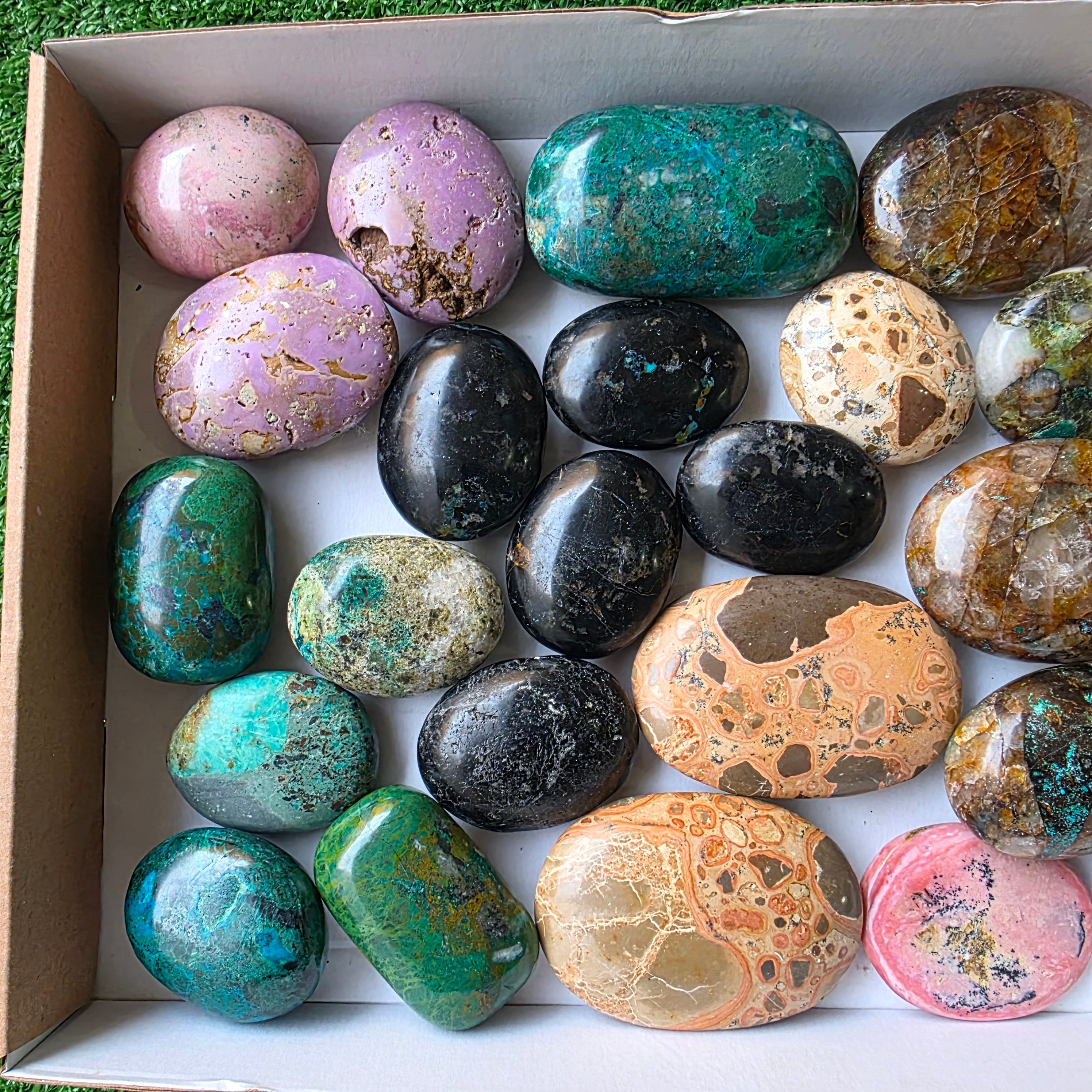 Lot 27 pcs Palm of Mixed Stones