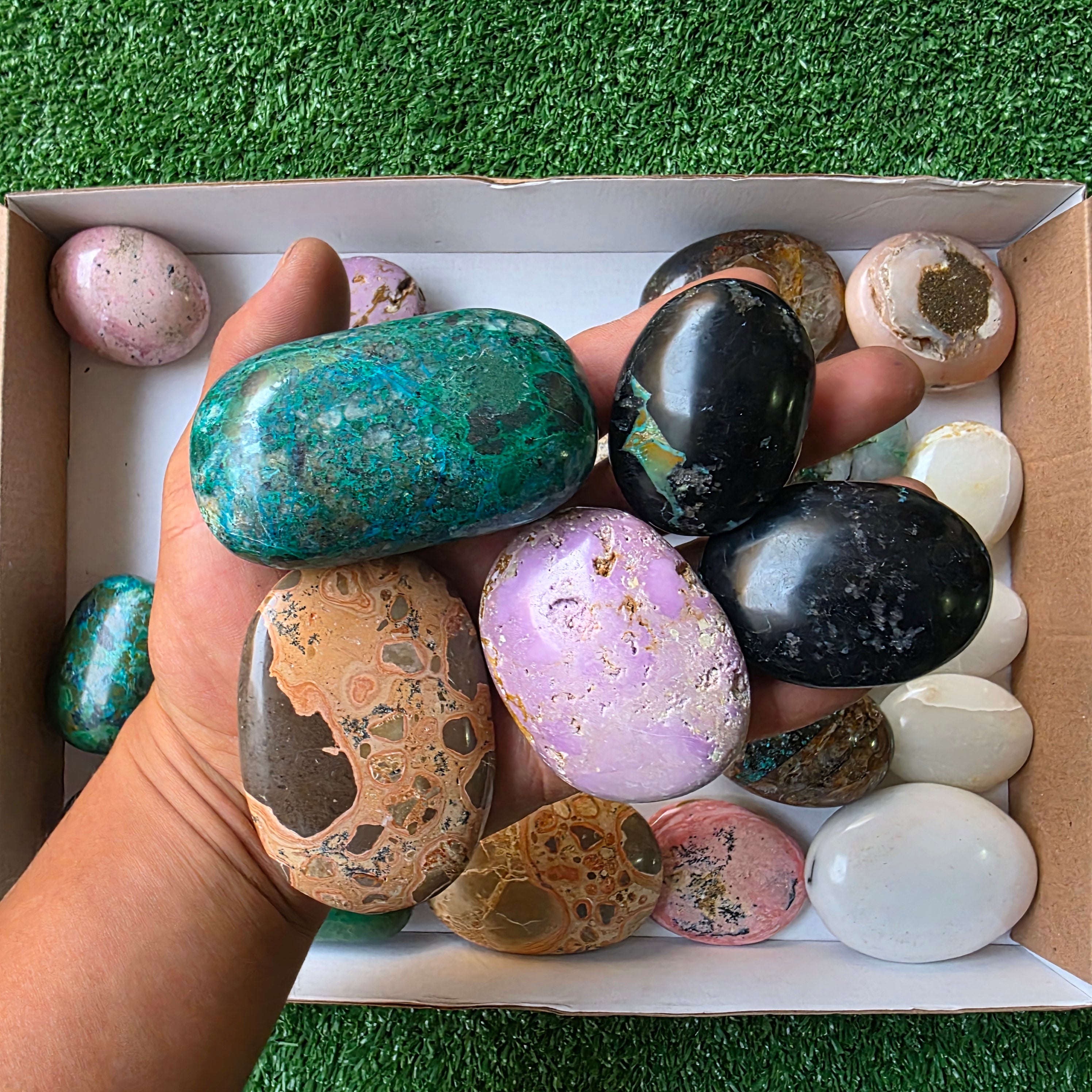 Lot 27 pcs Palm of Mixed Stones