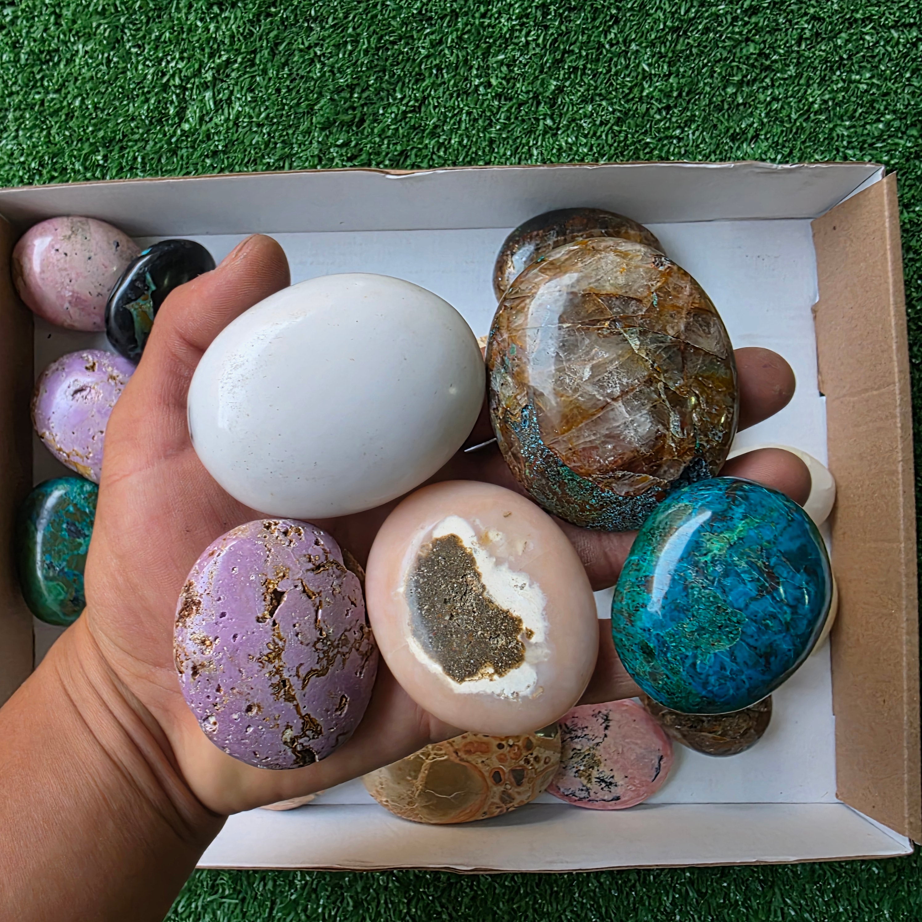 Lot 27 pcs Palm of Mixed Stones