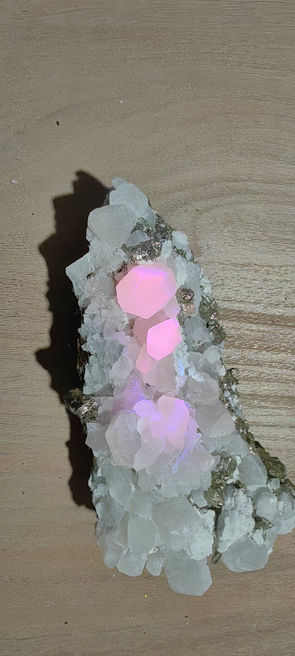 Lot 1 piece calcite fluorescent**