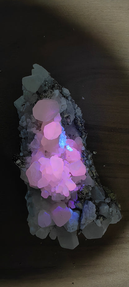 Lot 1 piece calcite fluorescent**