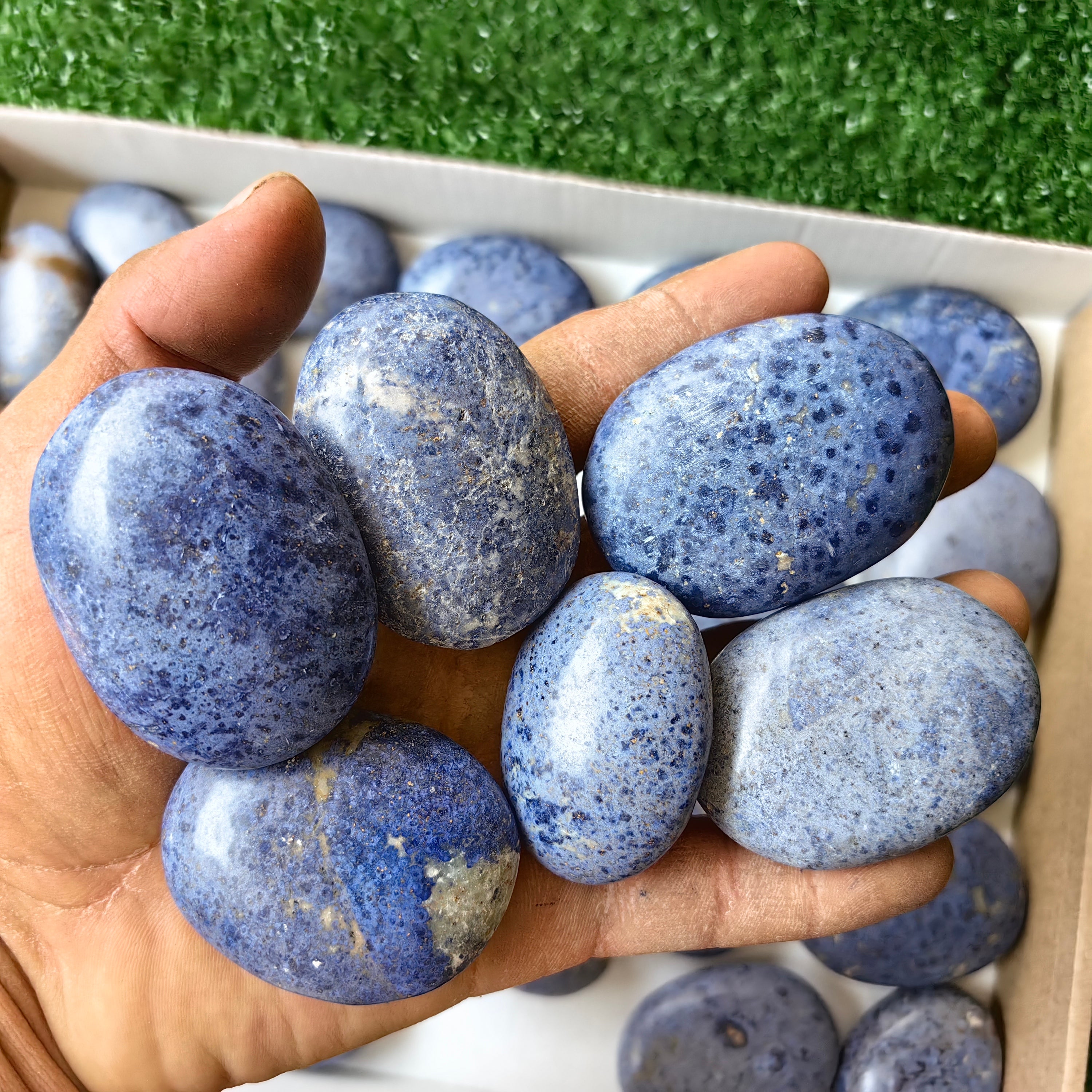 Lot 33 pcs Dumortierite Palm*