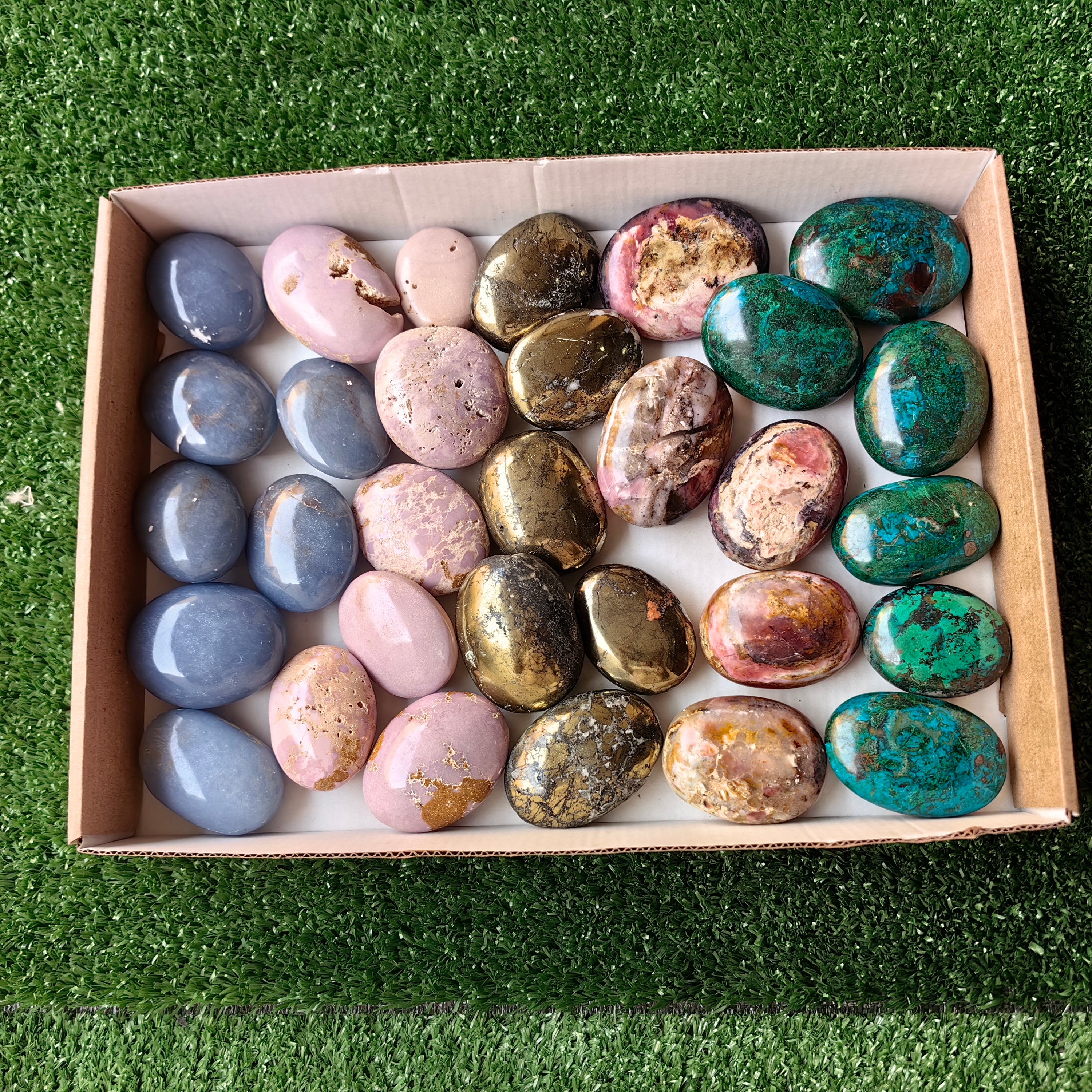 Lot 31 pcs Mixed Stone Palm