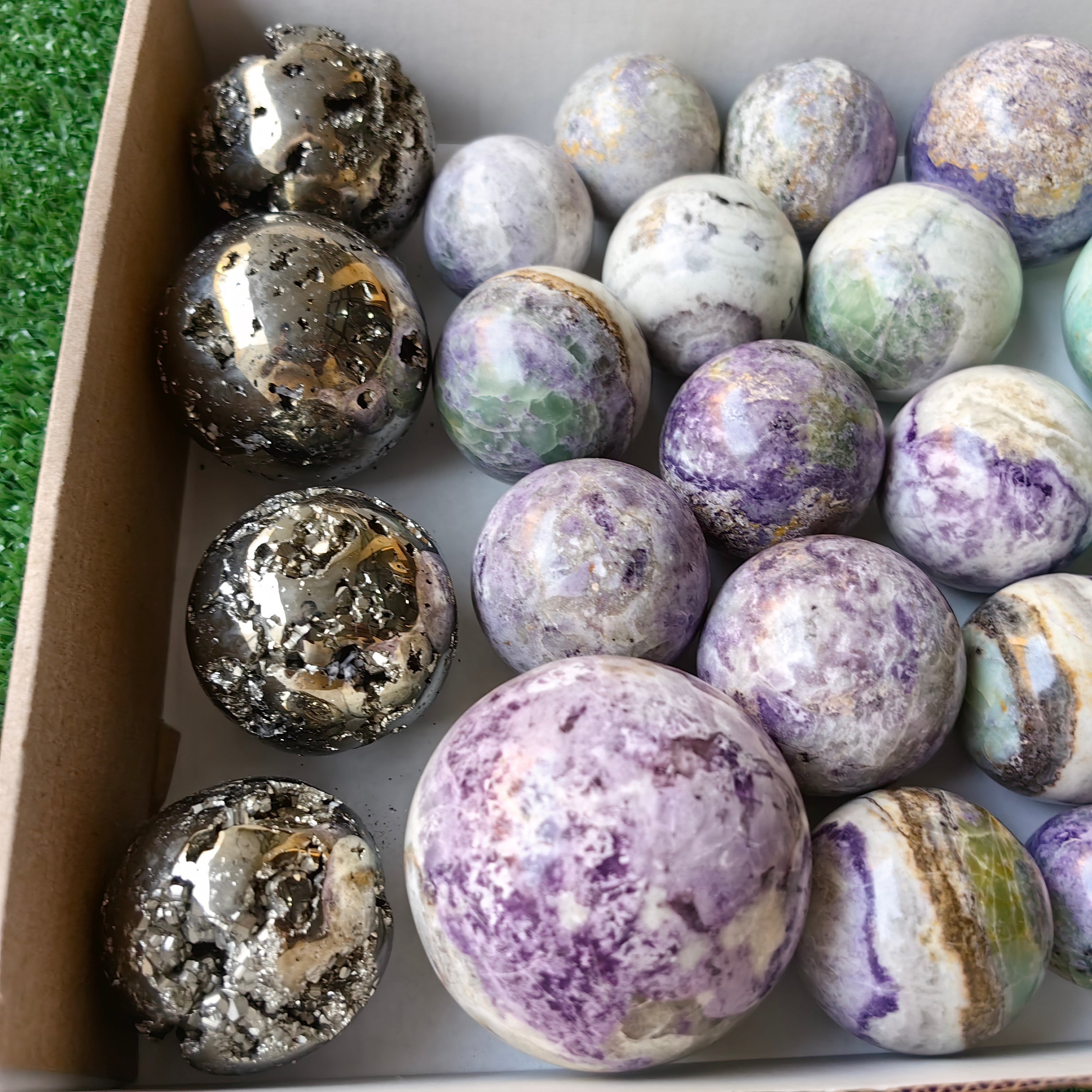 Lot 26 pcs Mixed Stone Spheres
