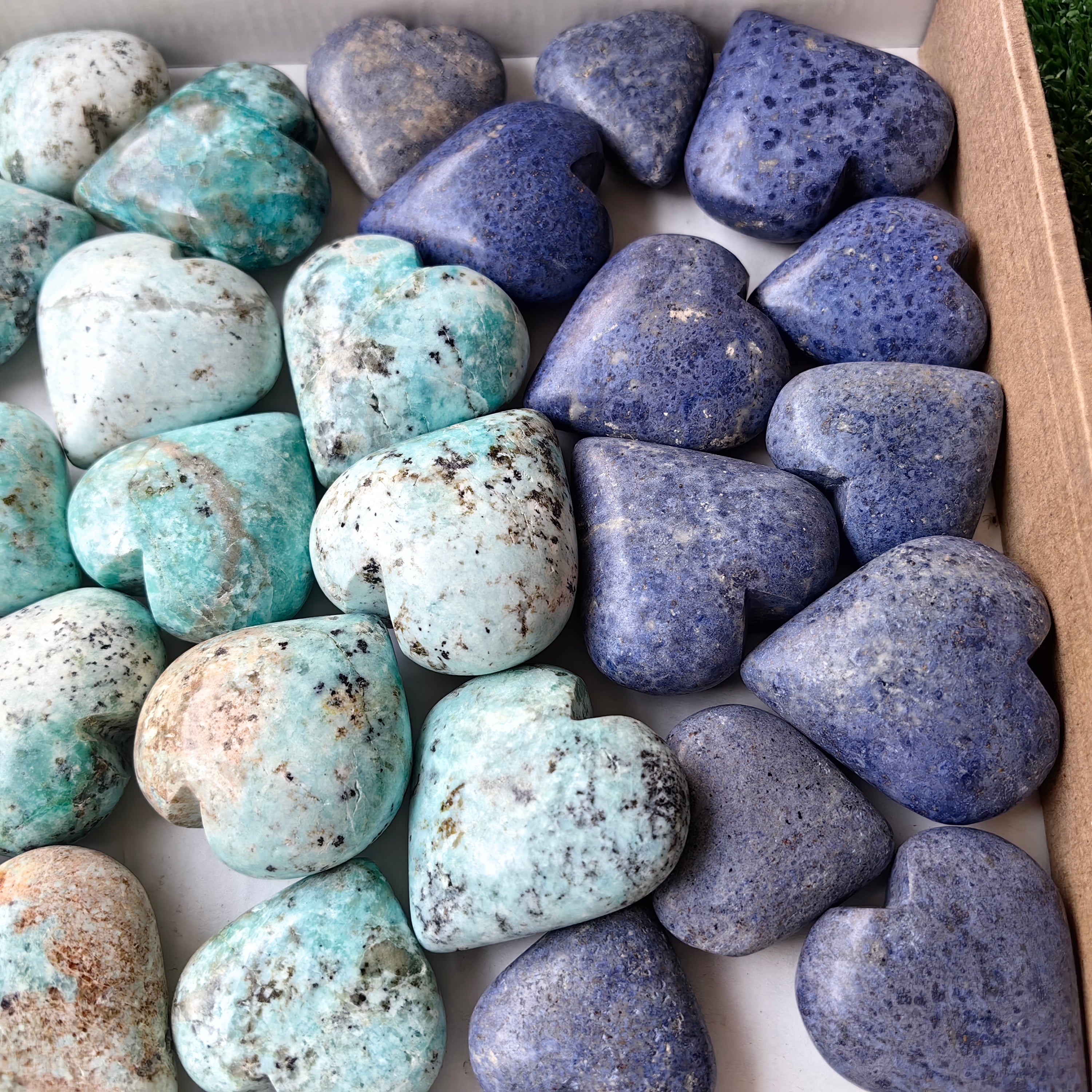 36 pcs Chrysoprase / Dumortierite Heart