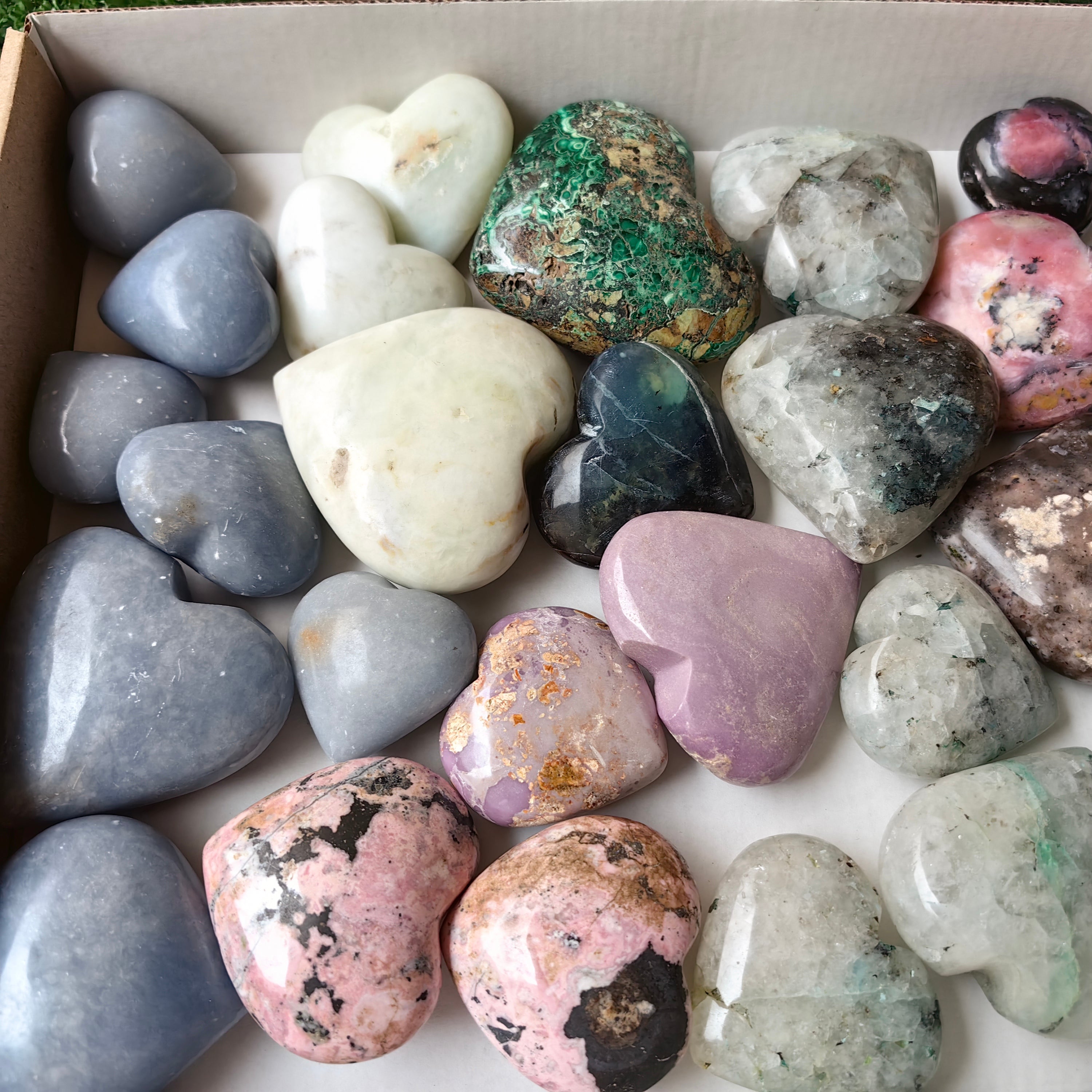 30 pcs mixted stones hearts