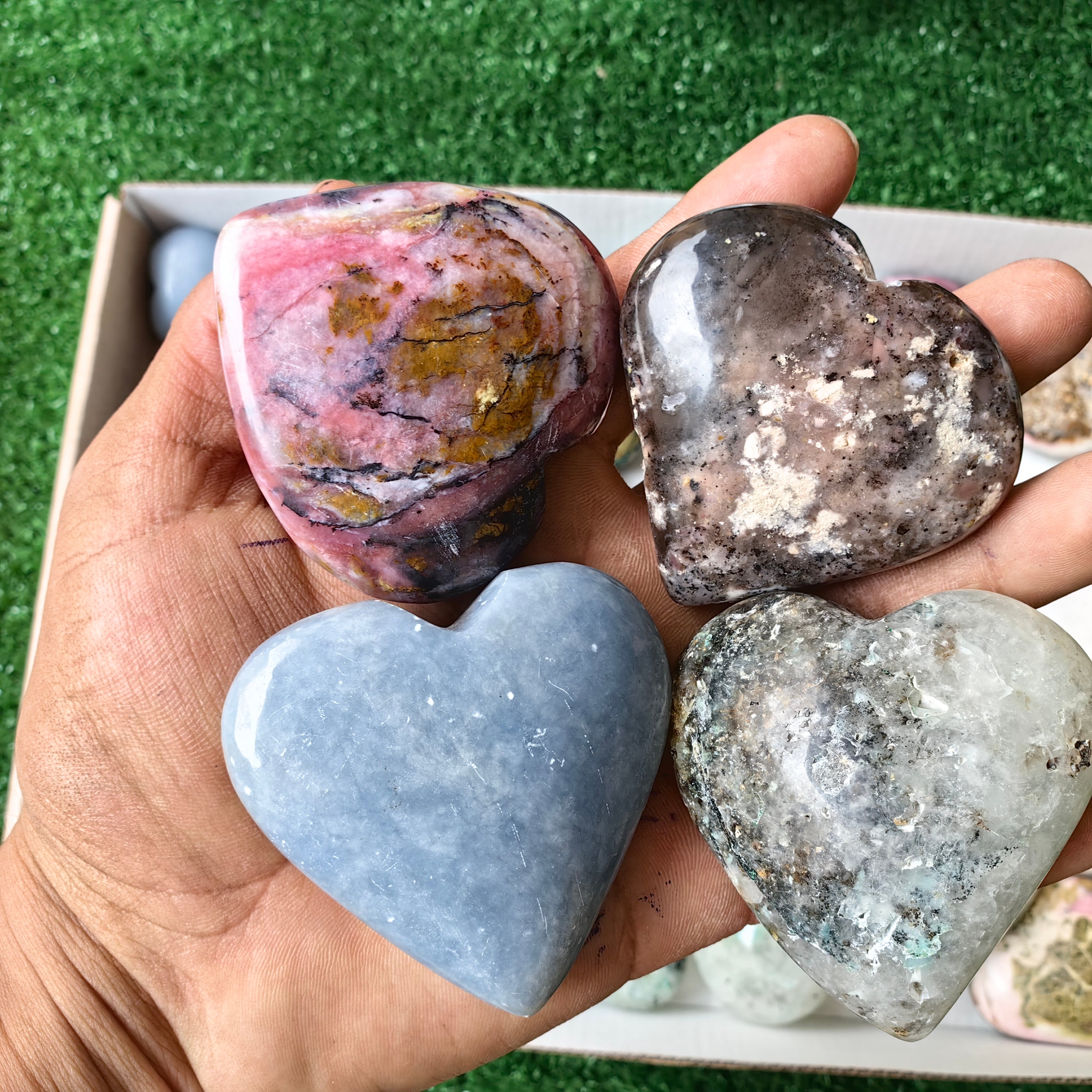 30 pcs mixted stones hearts