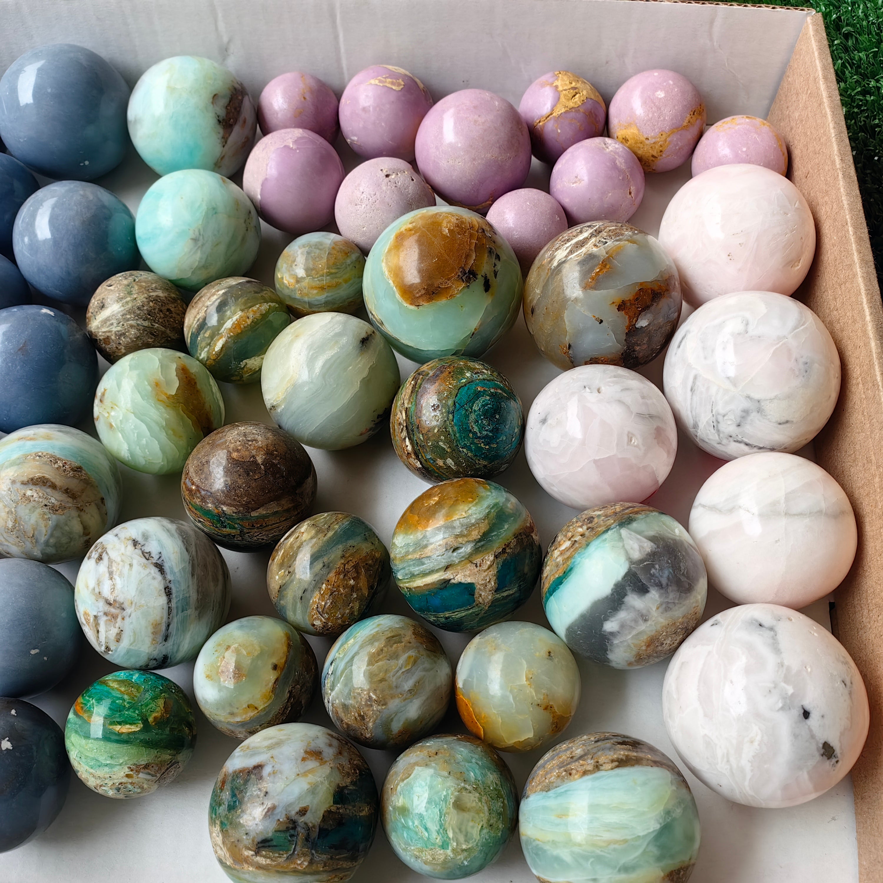 56 pcs mixted stones spheres
