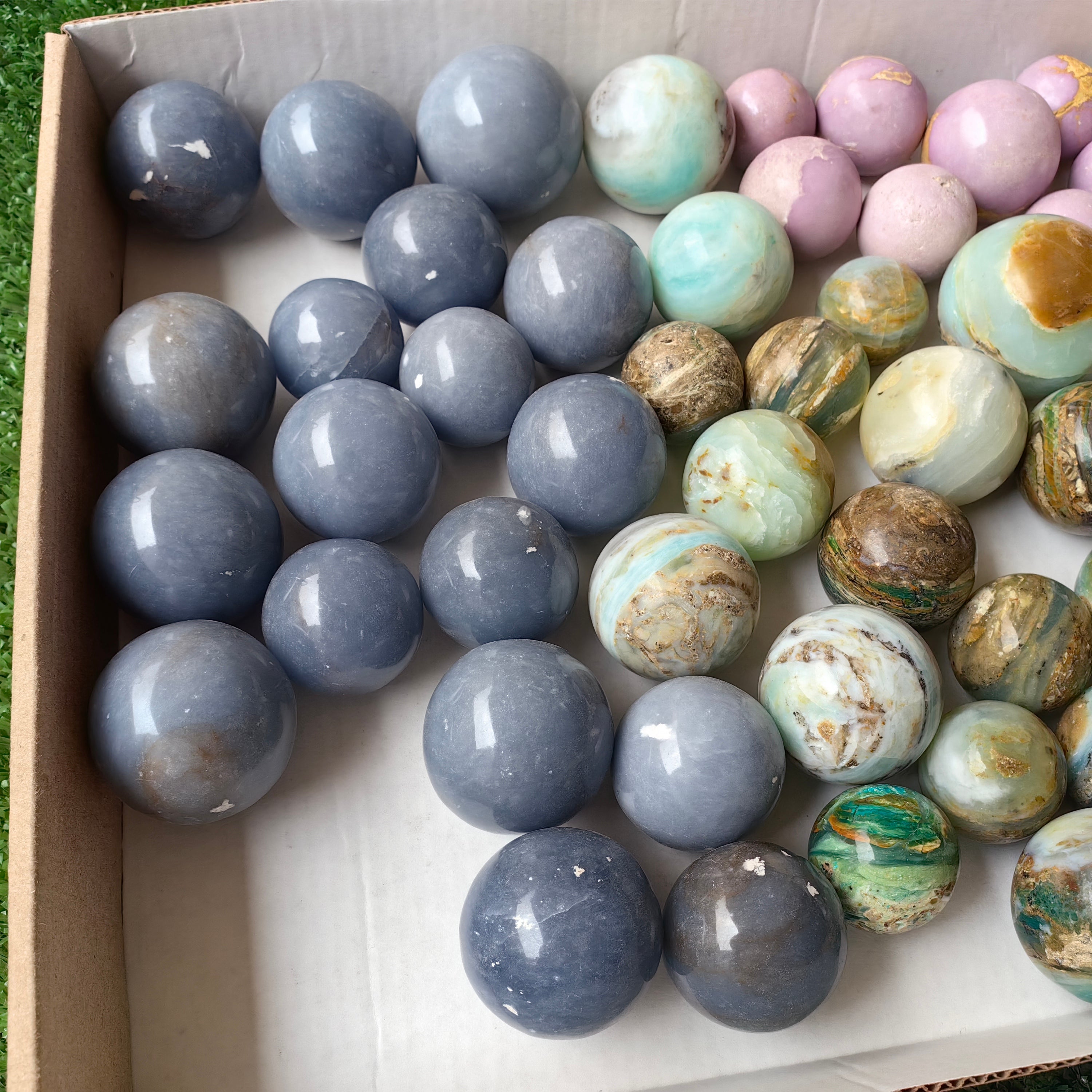 56 pcs mixted stones spheres
