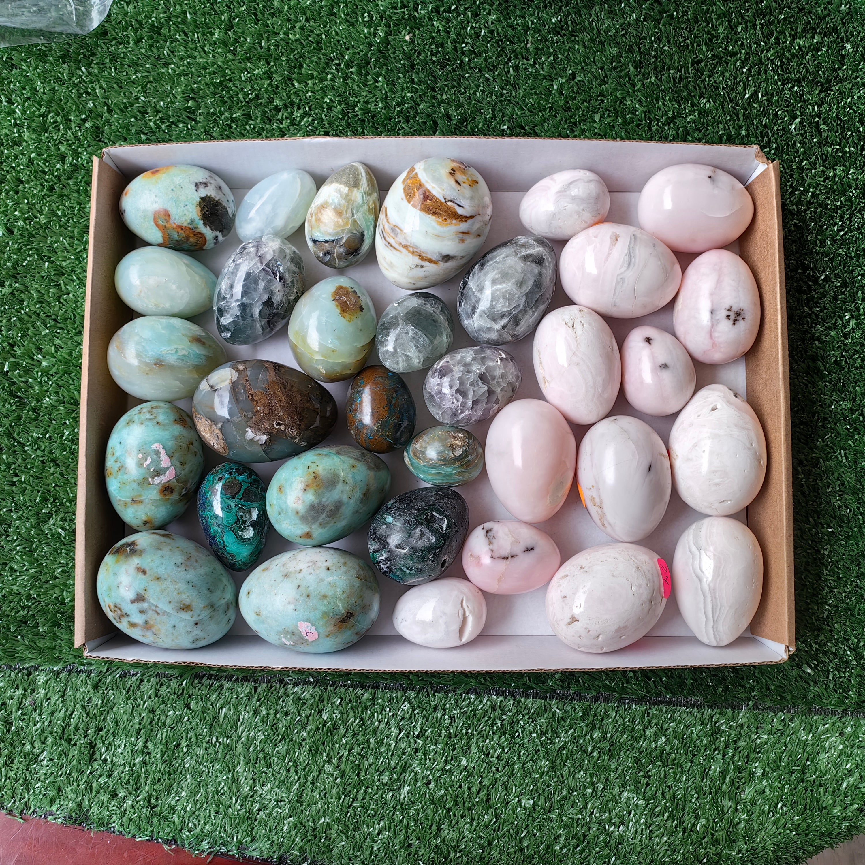 28 pcs mixted stones eggs