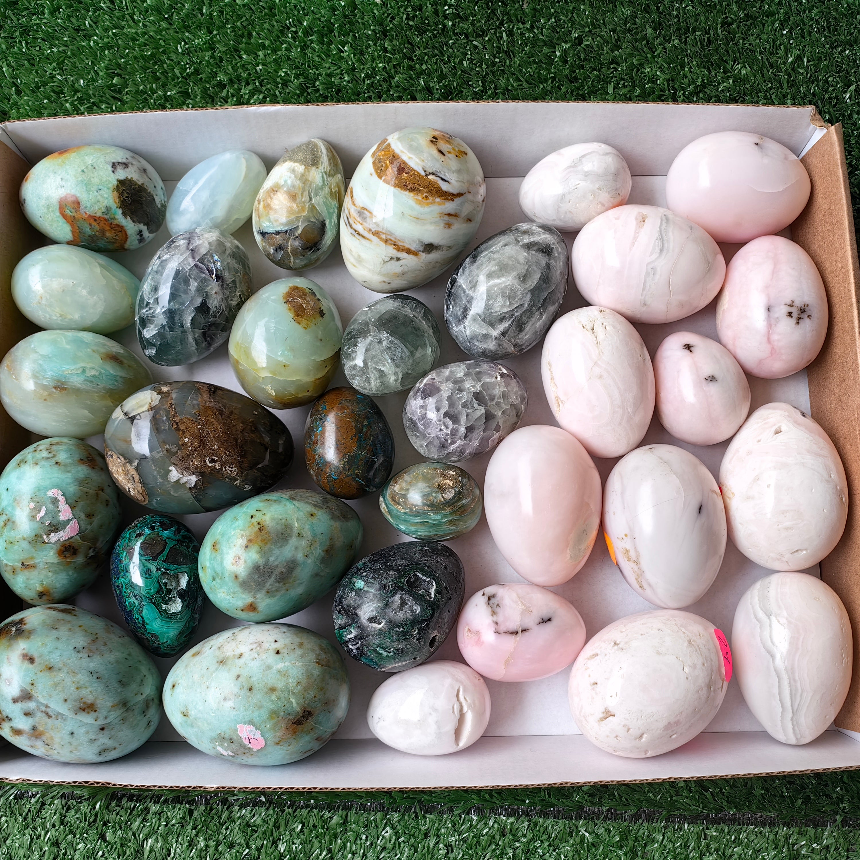 28 pcs mixted stones eggs