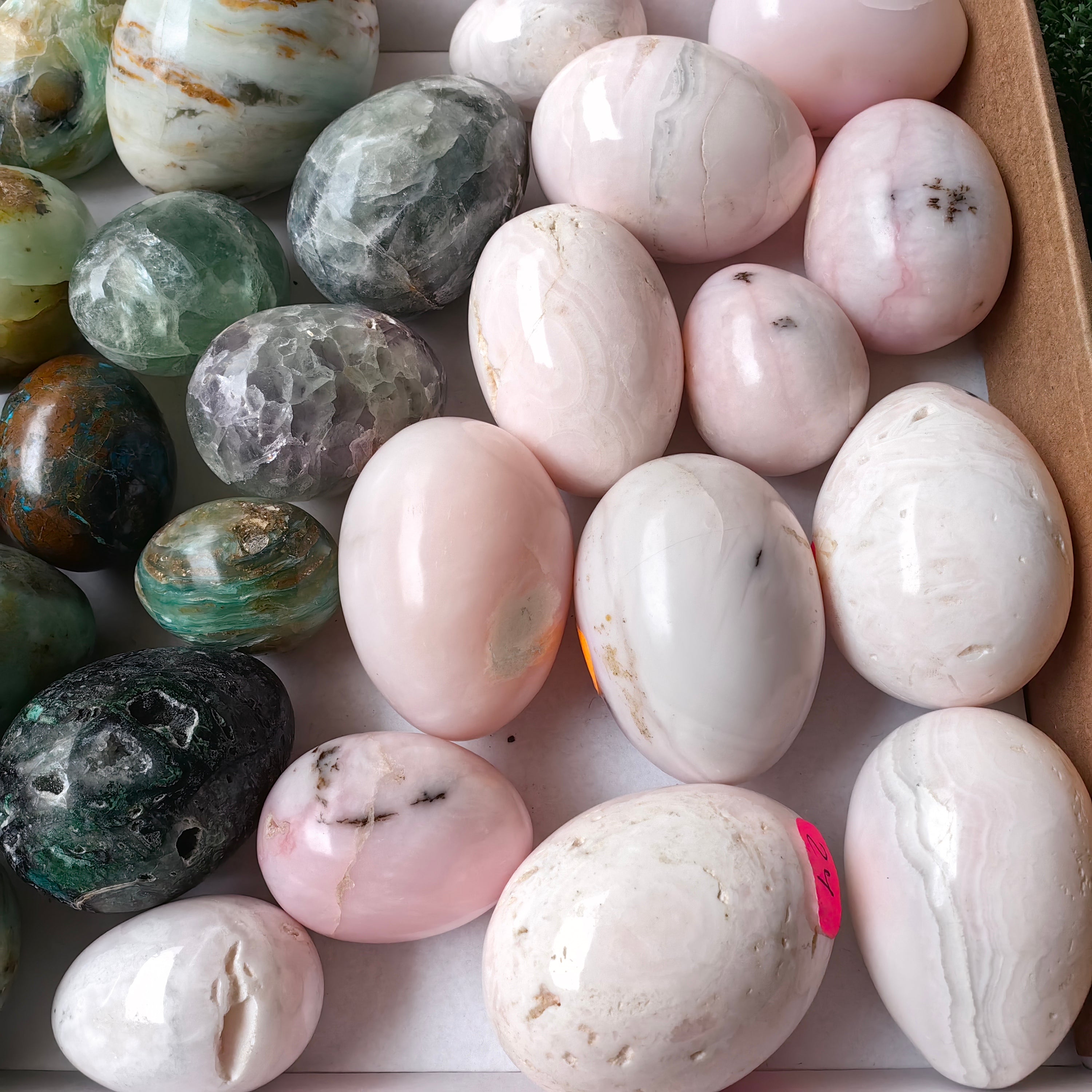 28 pcs mixted stones eggs