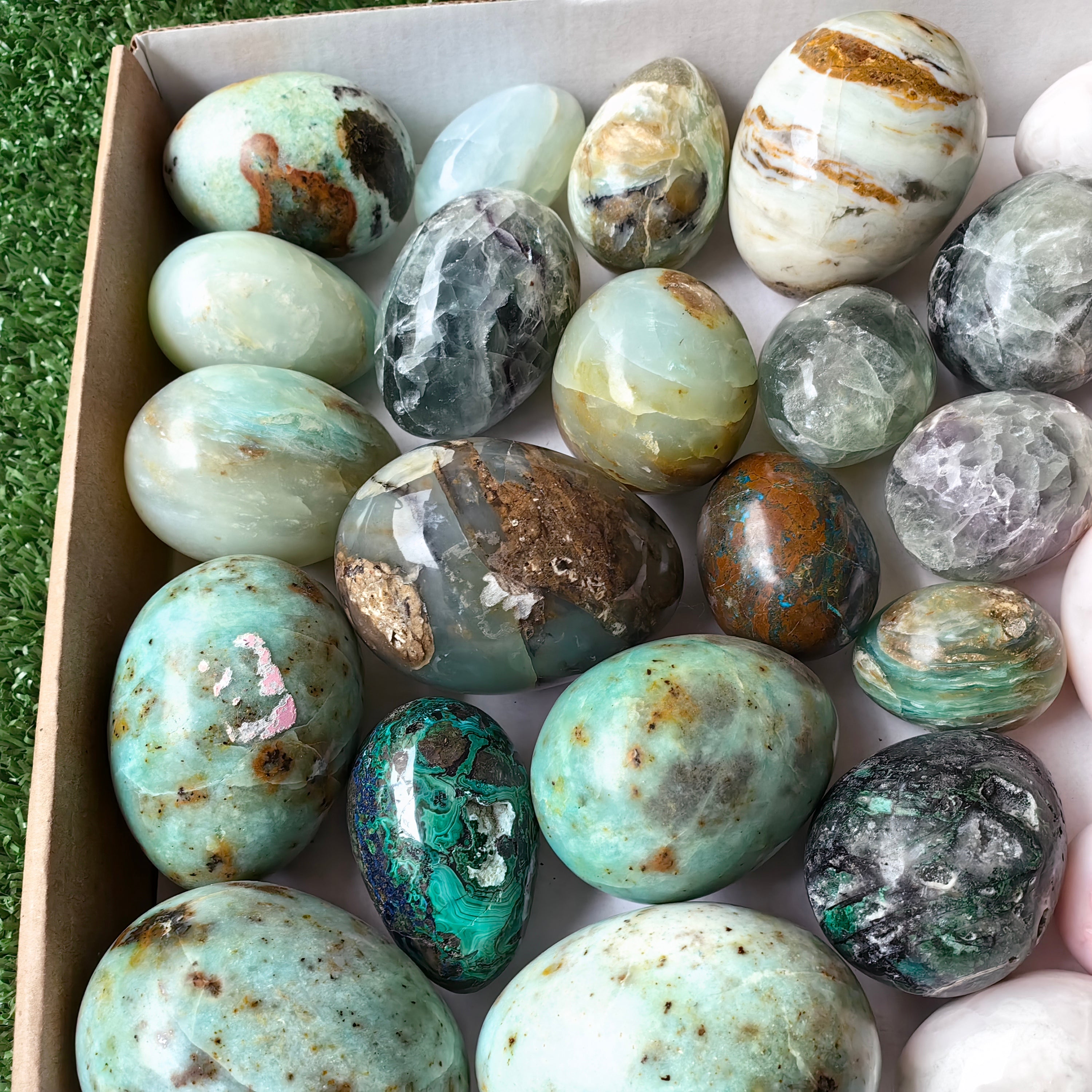 28 pcs mixted stones eggs
