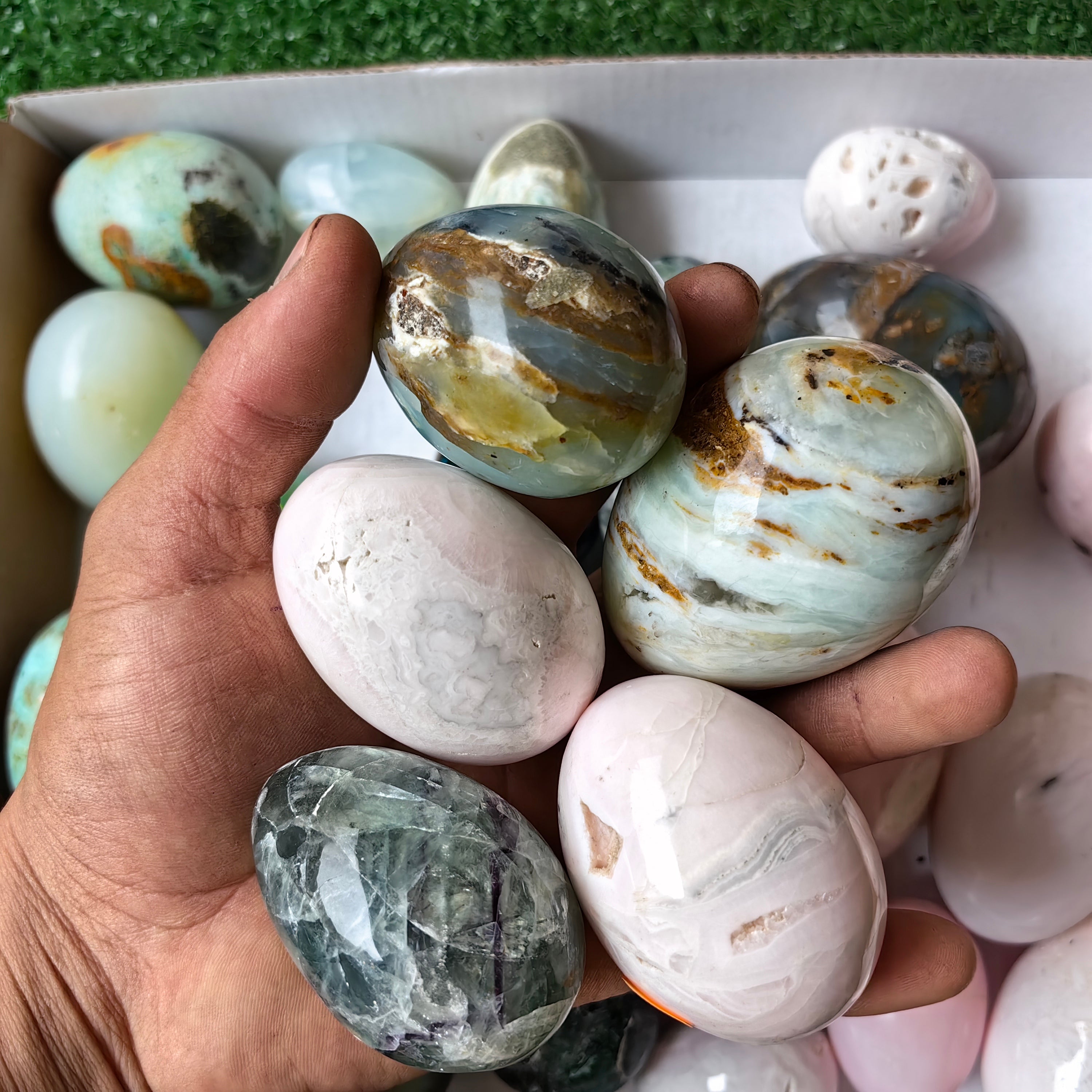 28 pcs mixted stones eggs