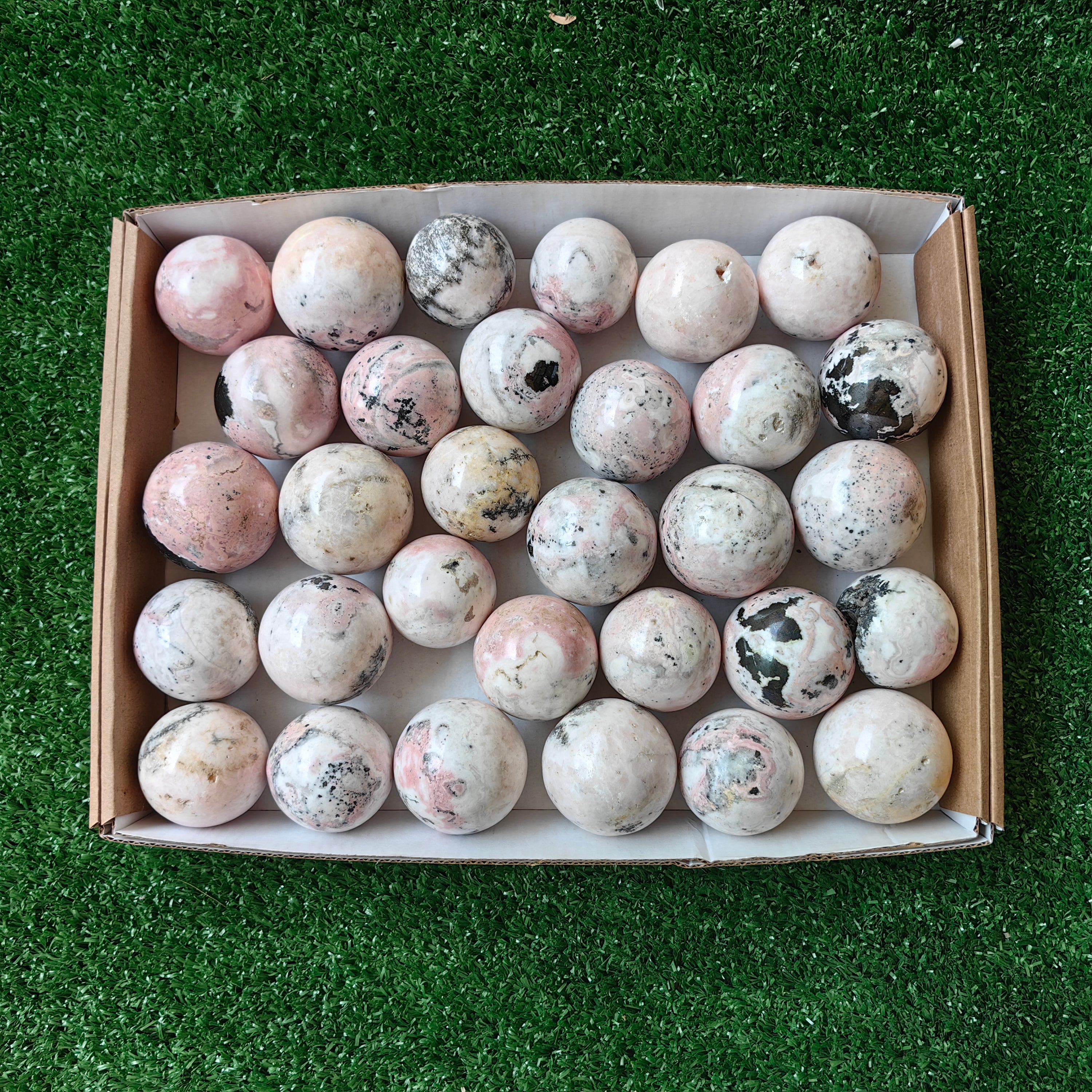 31 pc mangano calcite with rhodonite spheres