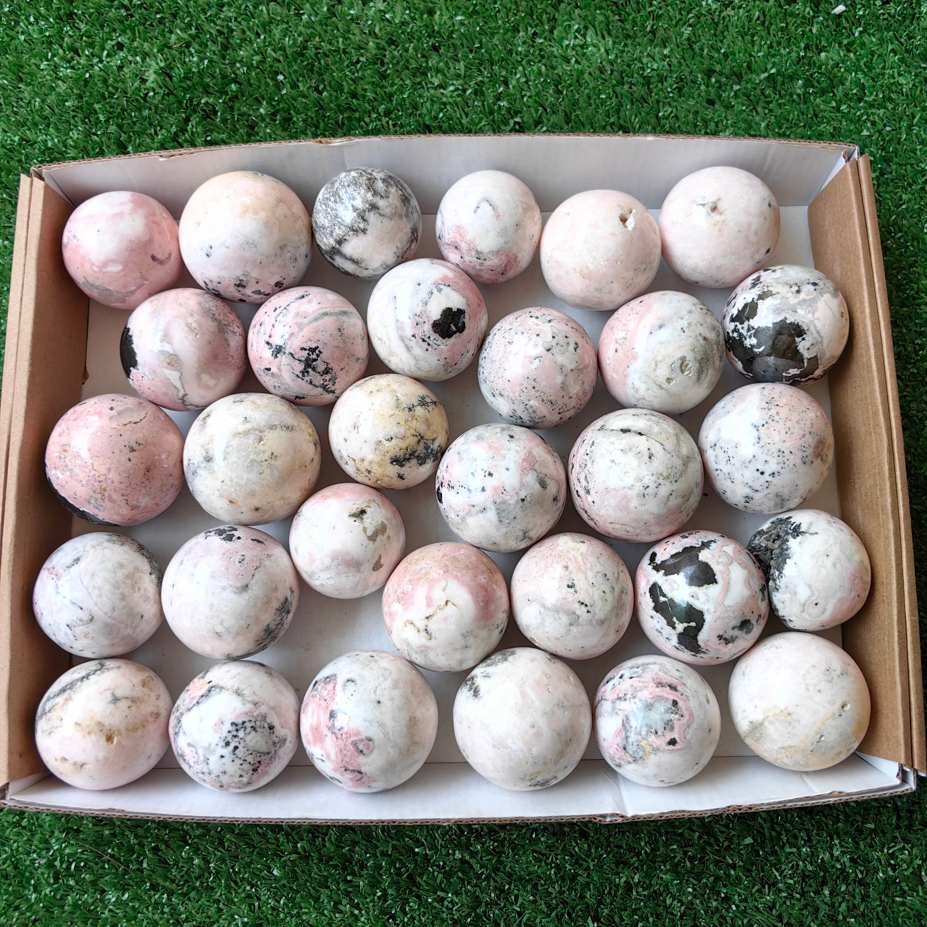 31 pc mangano calcite with rhodonite spheres