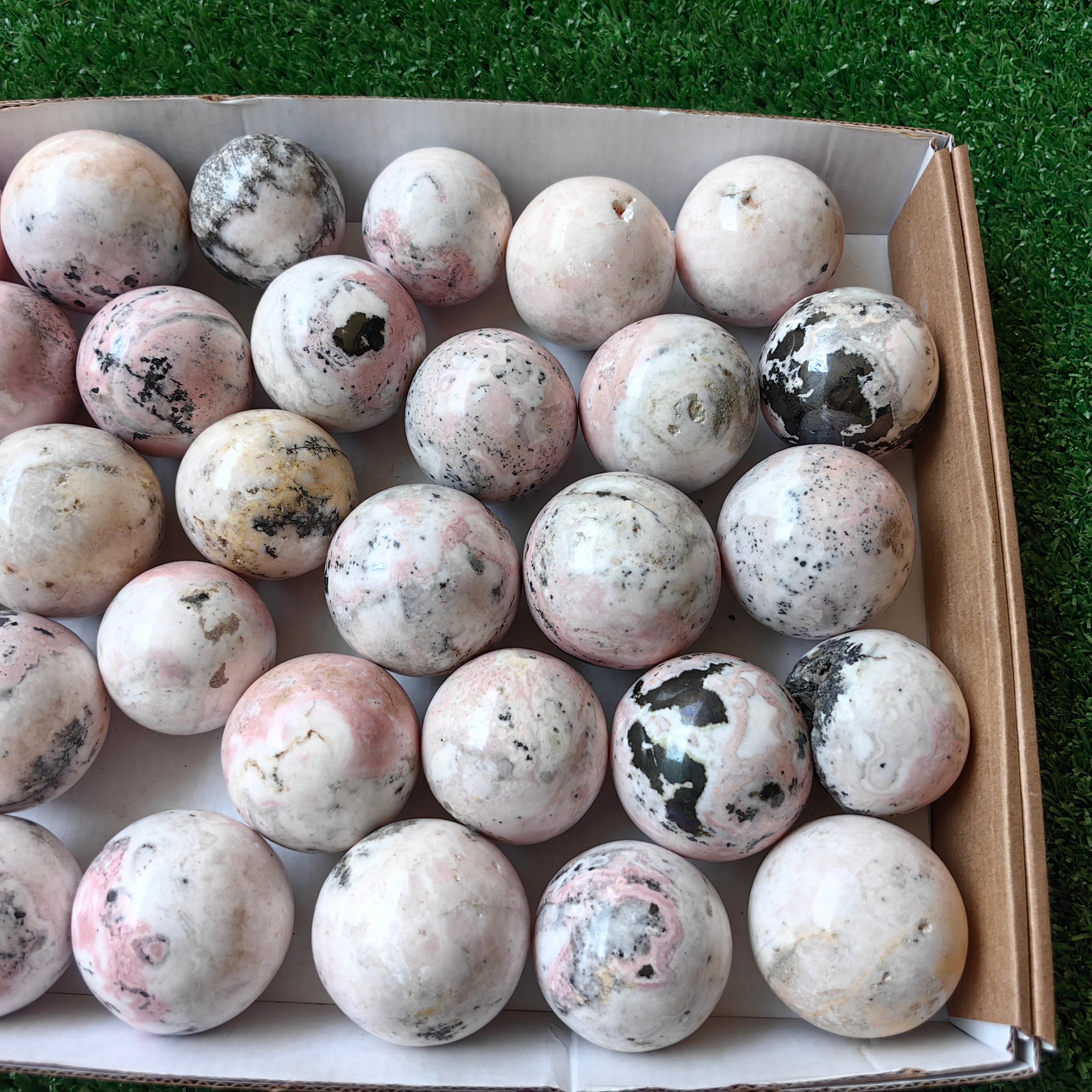 31 pc mangano calcite with rhodonite spheres