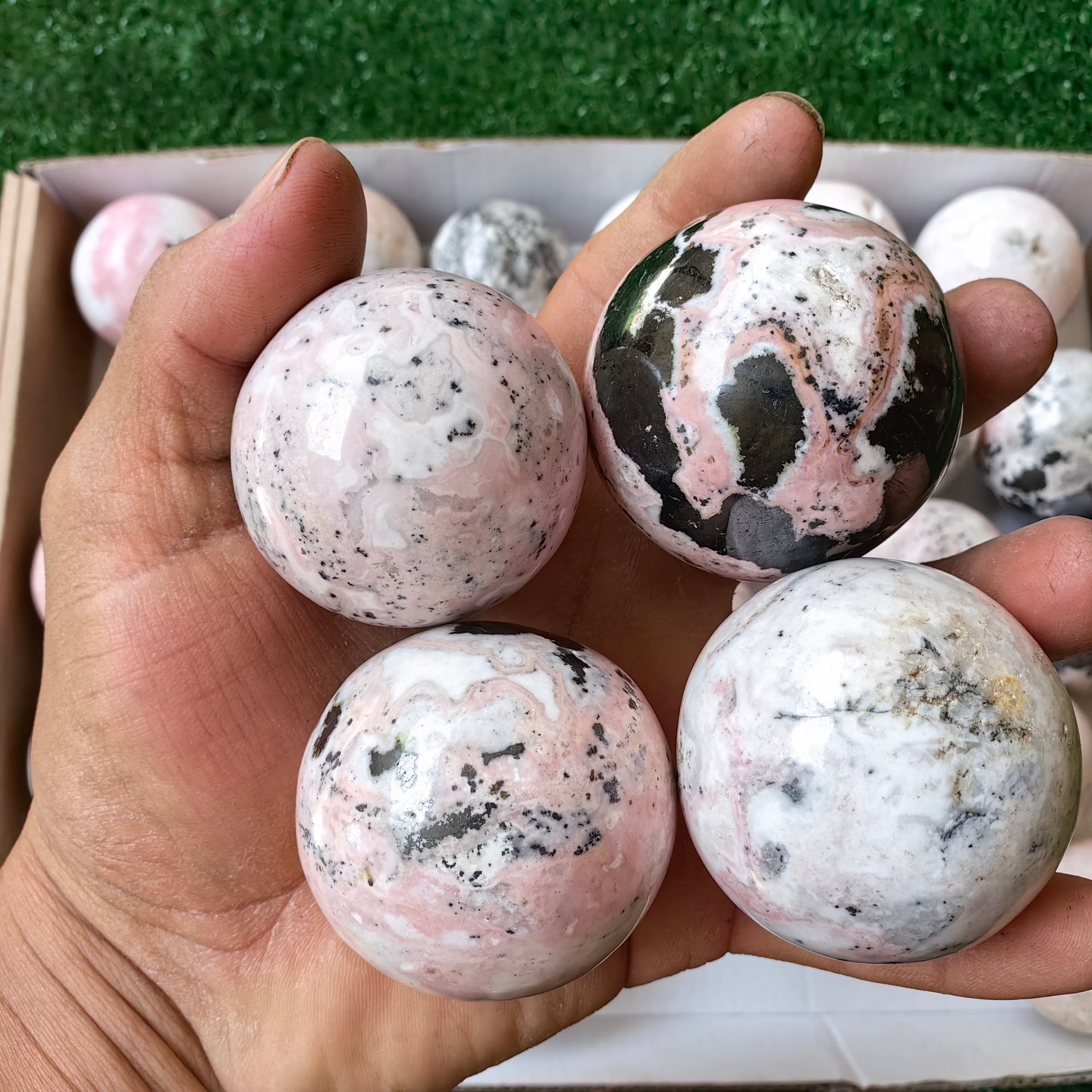 31 pc mangano calcite with rhodonite spheres