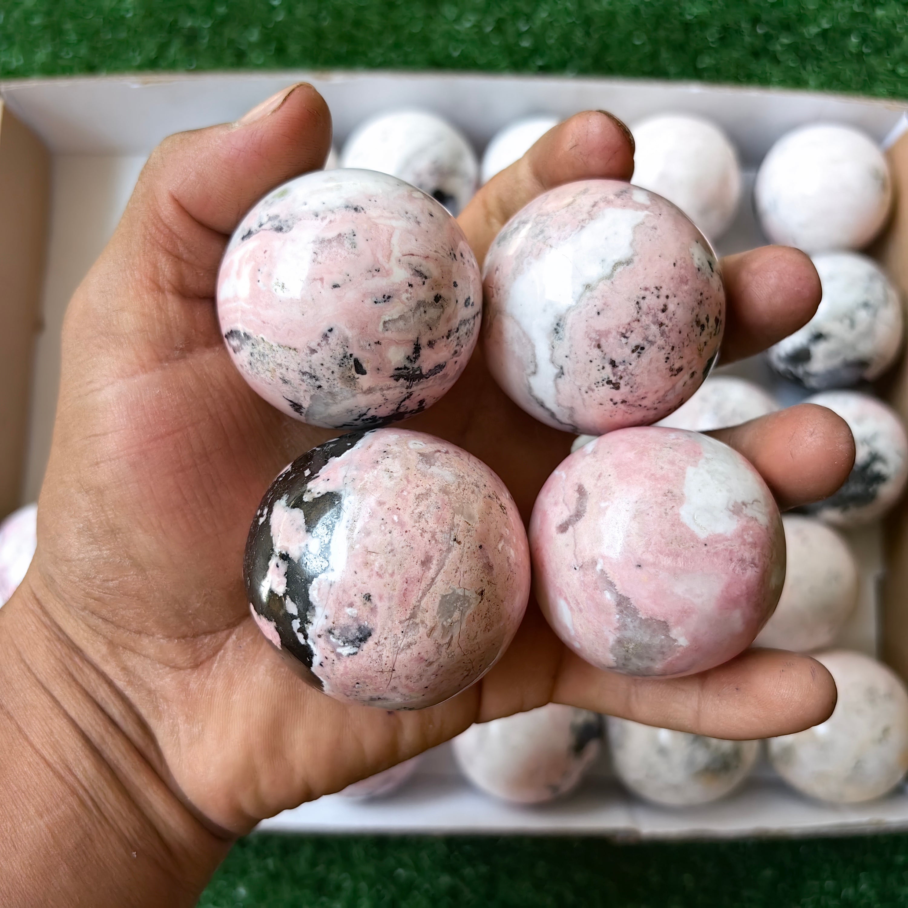 31 pc mangano calcite with rhodonite spheres