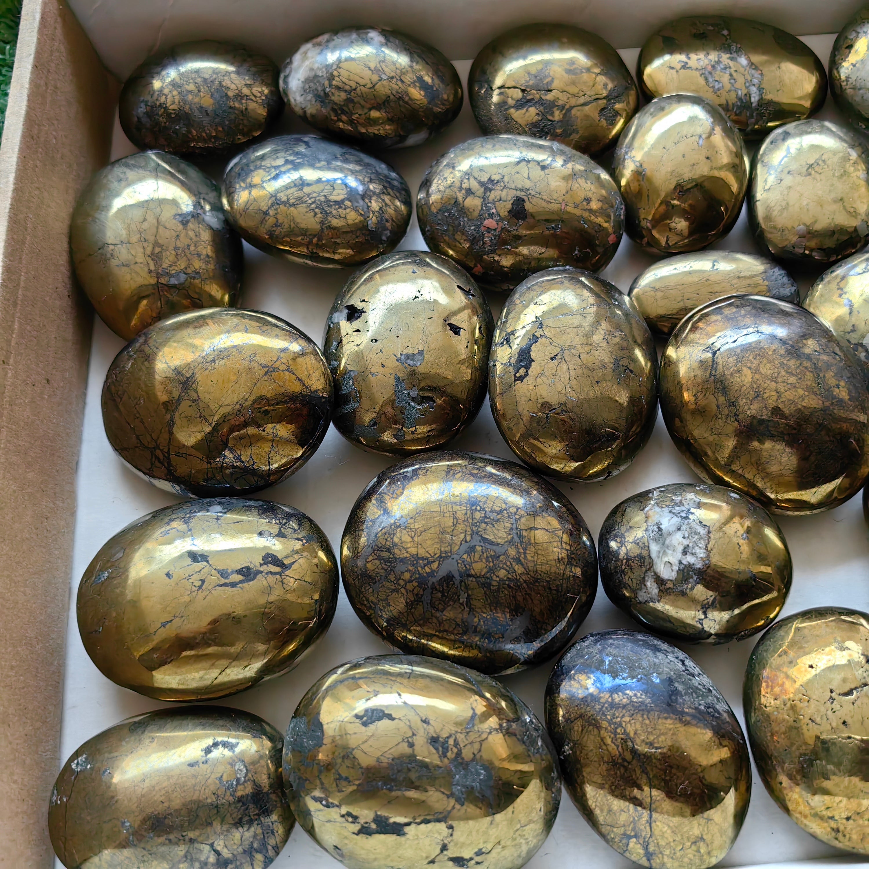 32 pc chalcopyrite with covellite palms