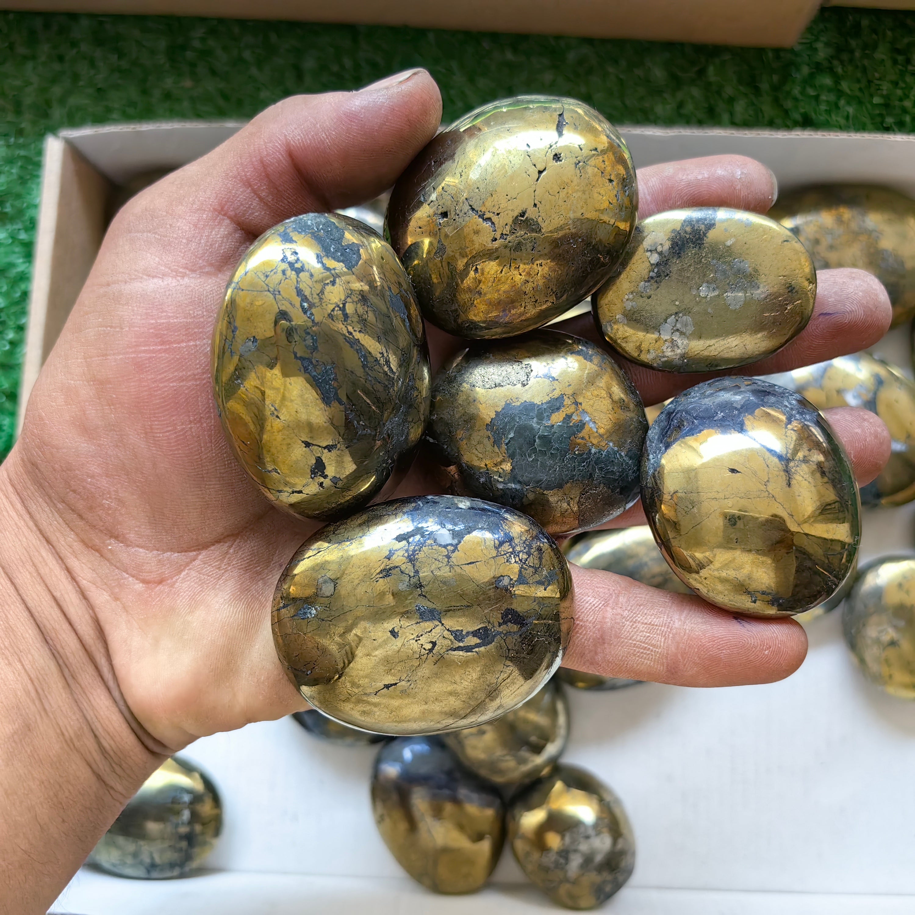 32 pc chalcopyrite with covellite palms