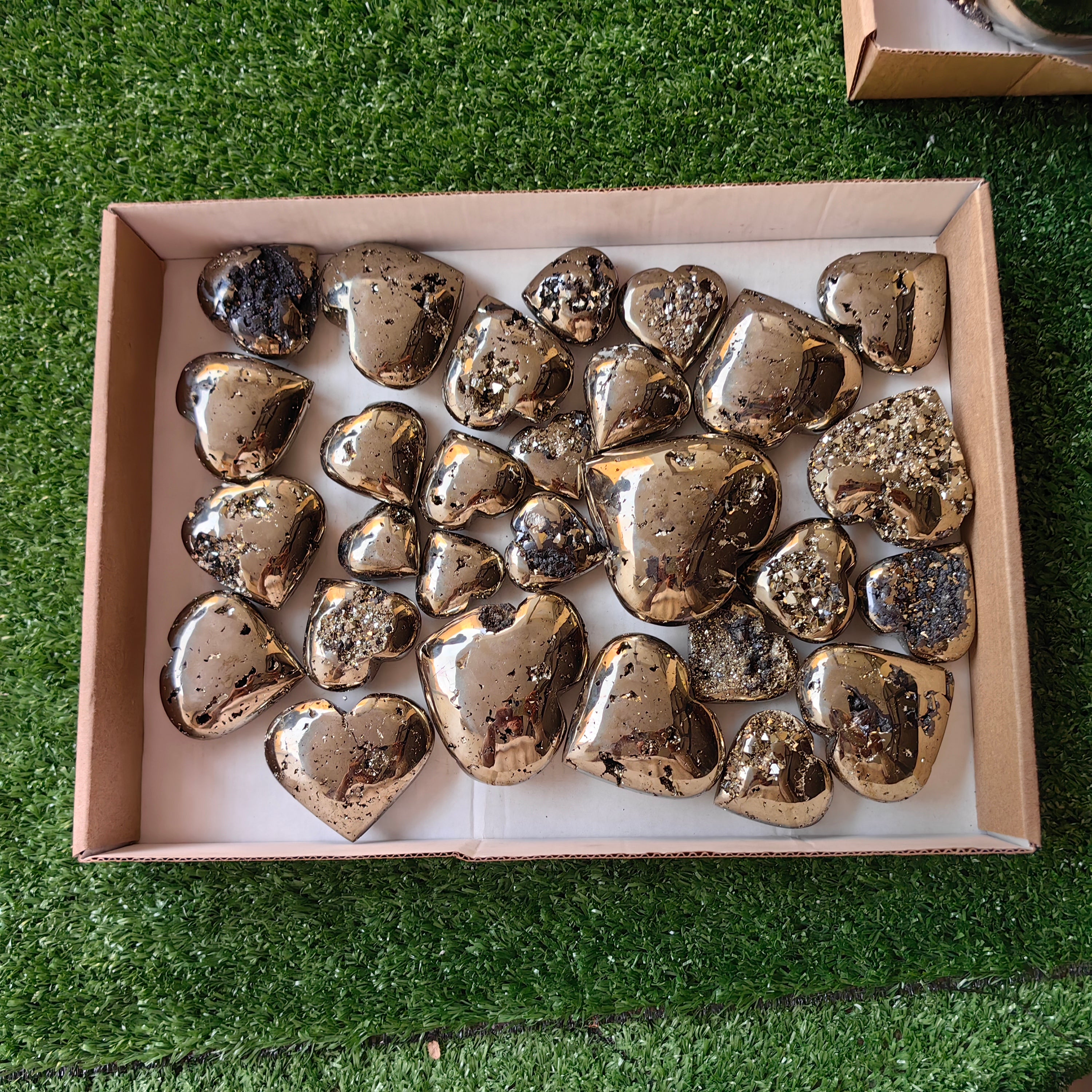28 pc pyrite hearts with octactahedral & sphalerite drusy