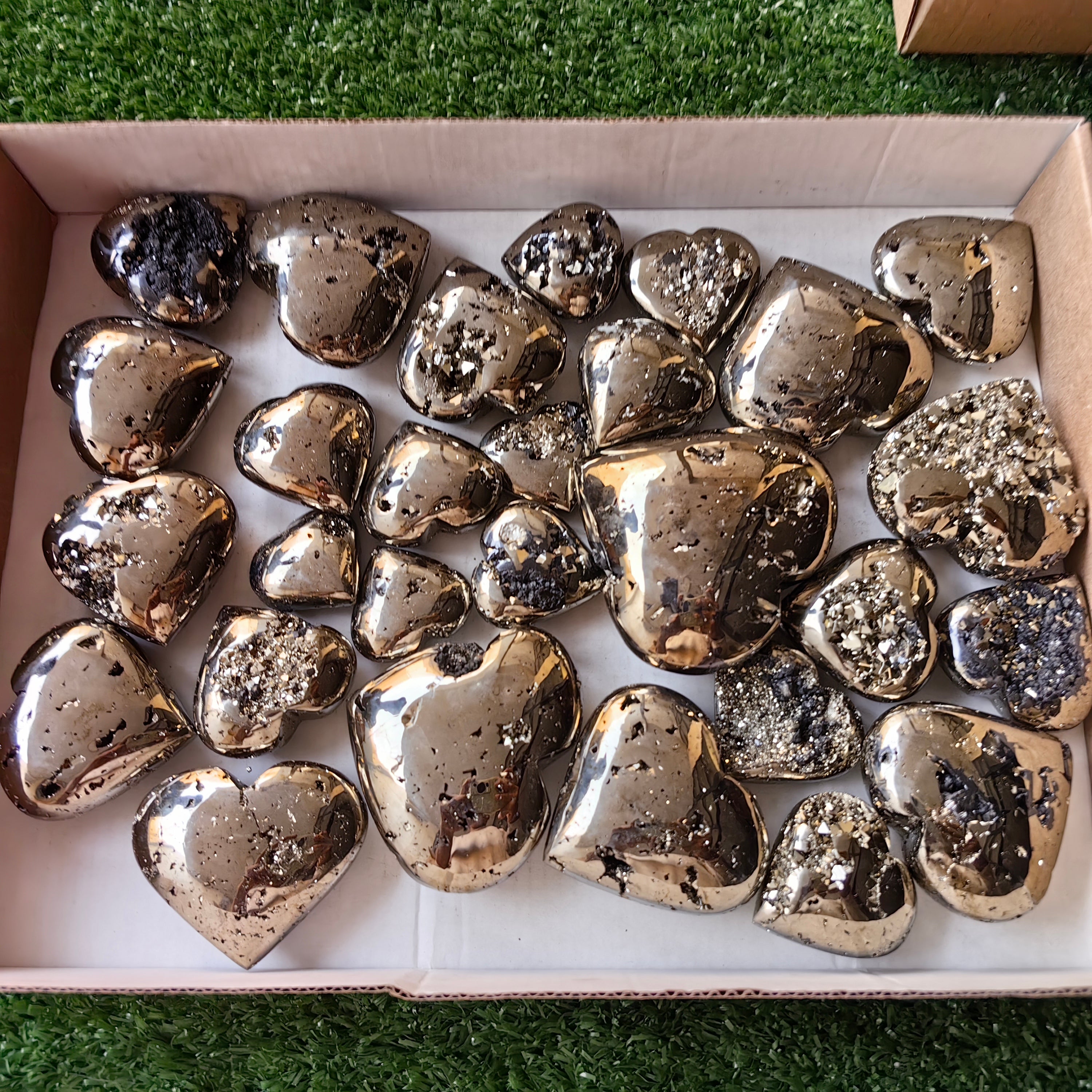 28 pc pyrite hearts with octactahedral & sphalerite drusy