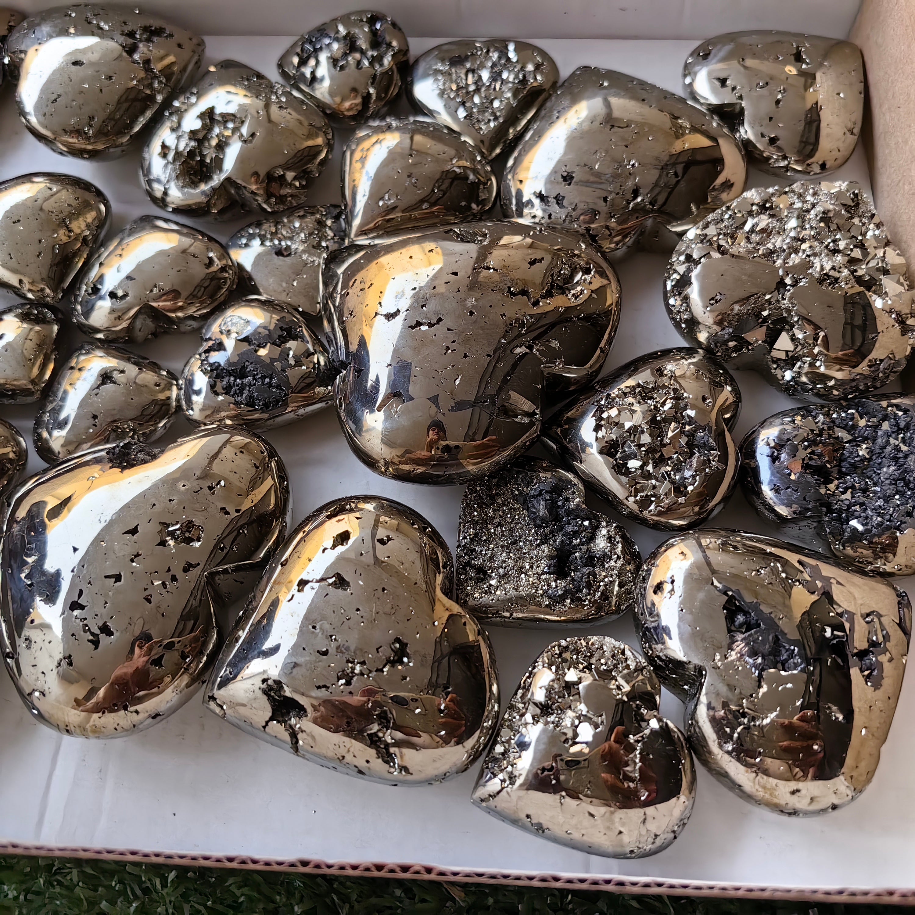 28 pc pyrite hearts with octactahedral & sphalerite drusy