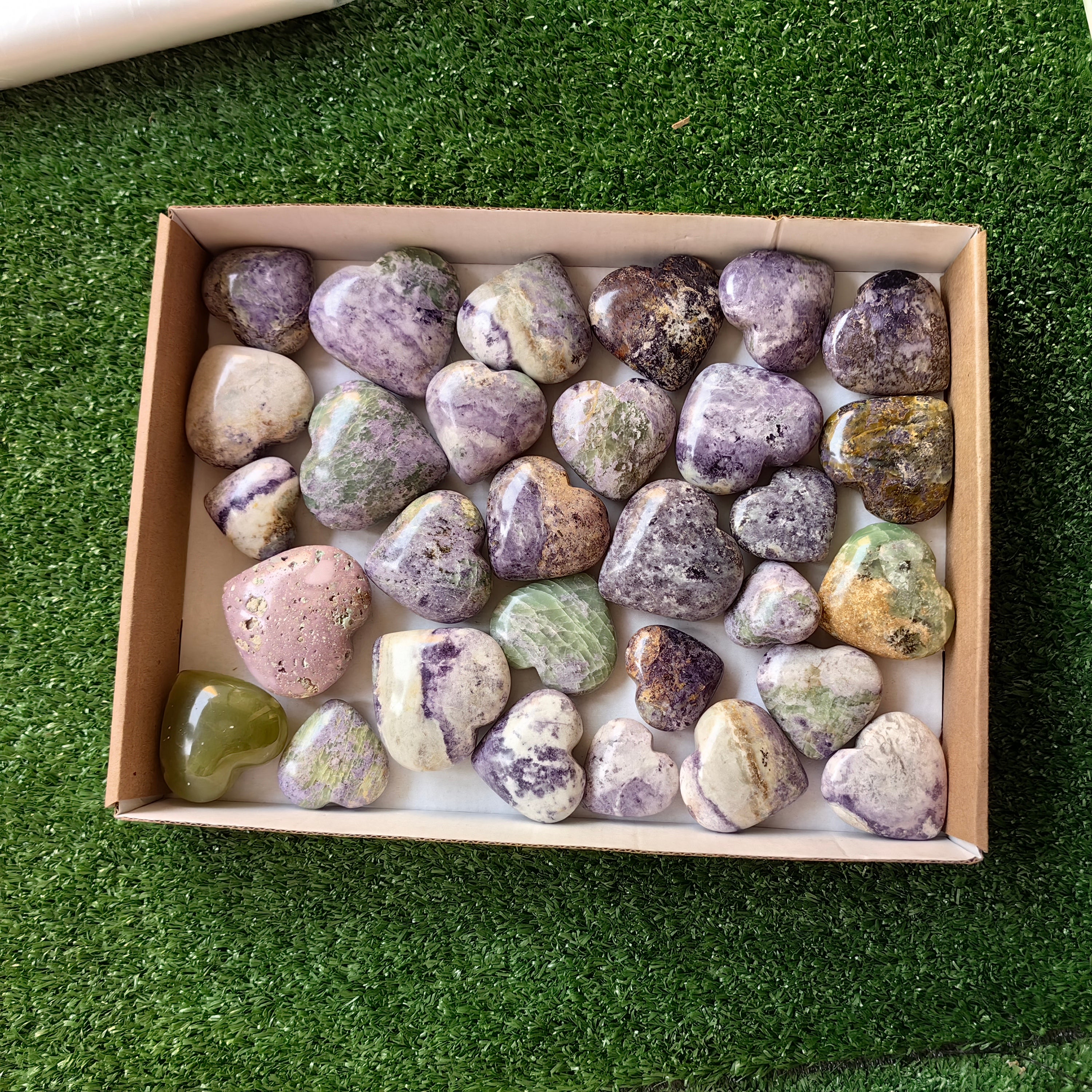 30 pc bolivianite, green onix, phosphosiderite hearts