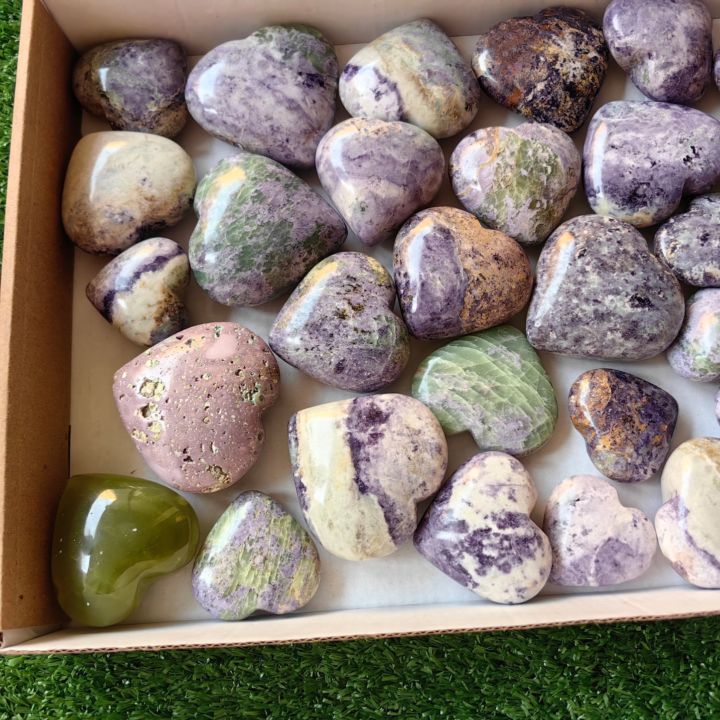 30 pc bolivianite, green onix, phosphosiderite hearts