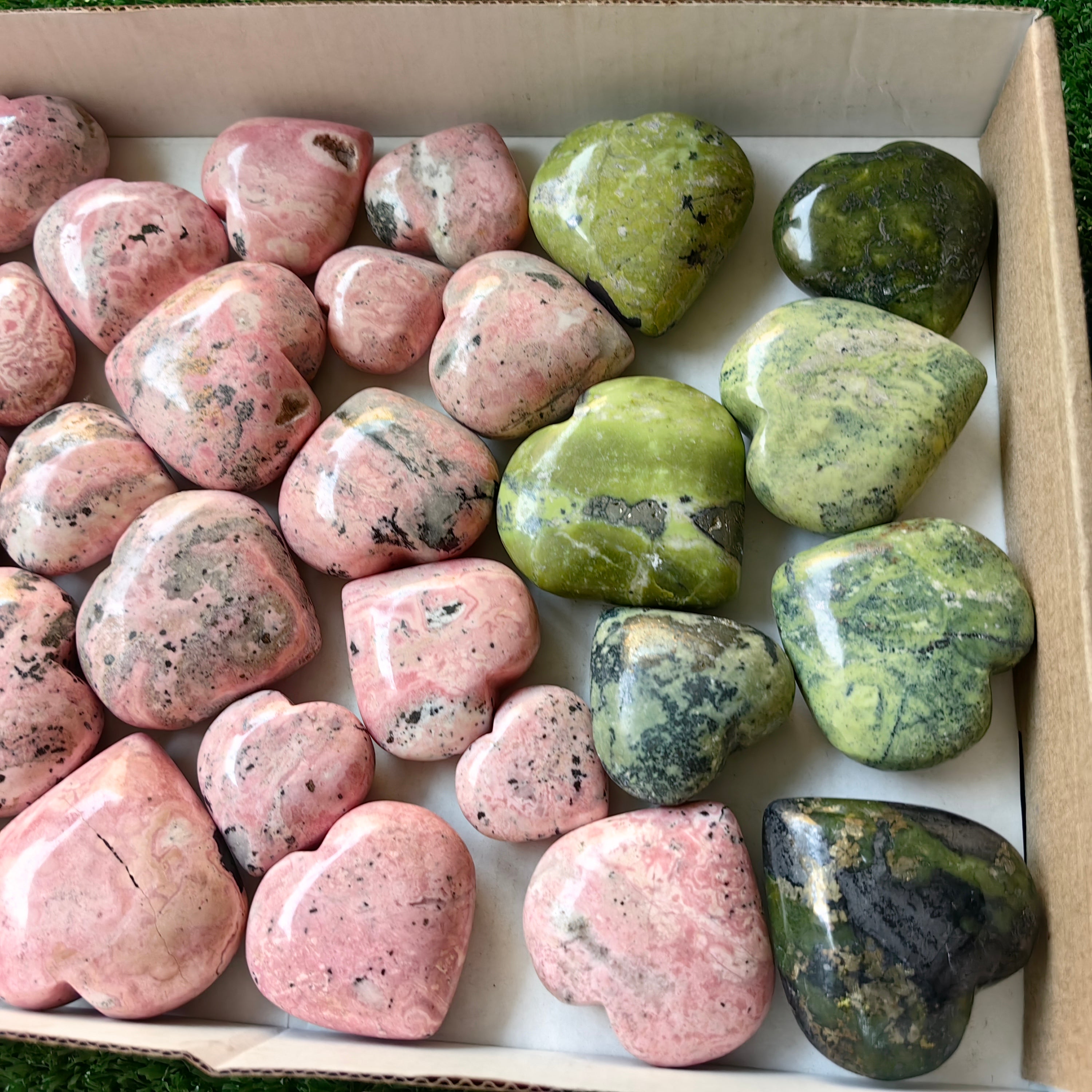 31 pc green serpentine & rhodonite hearts