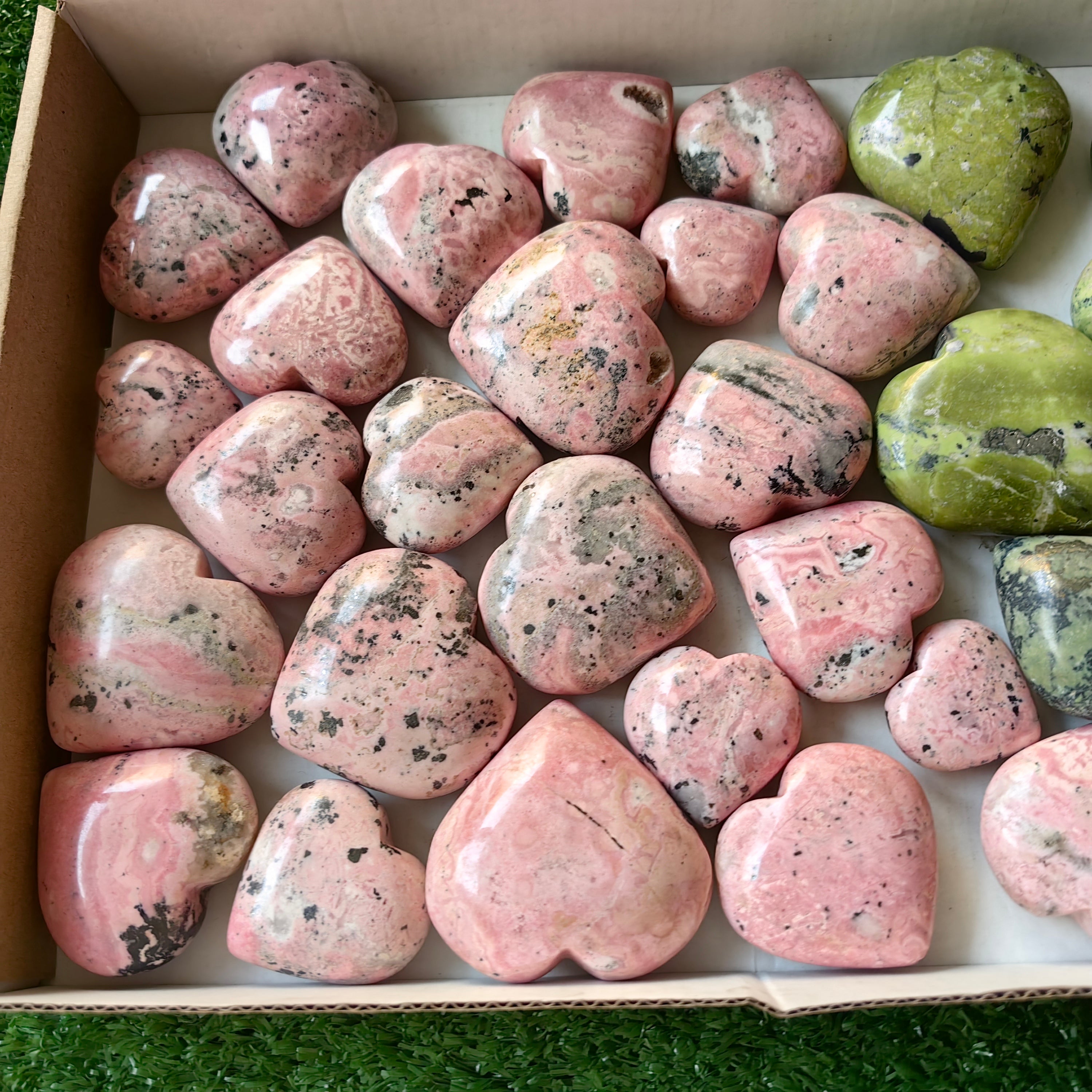 31 pc green serpentine & rhodonite hearts