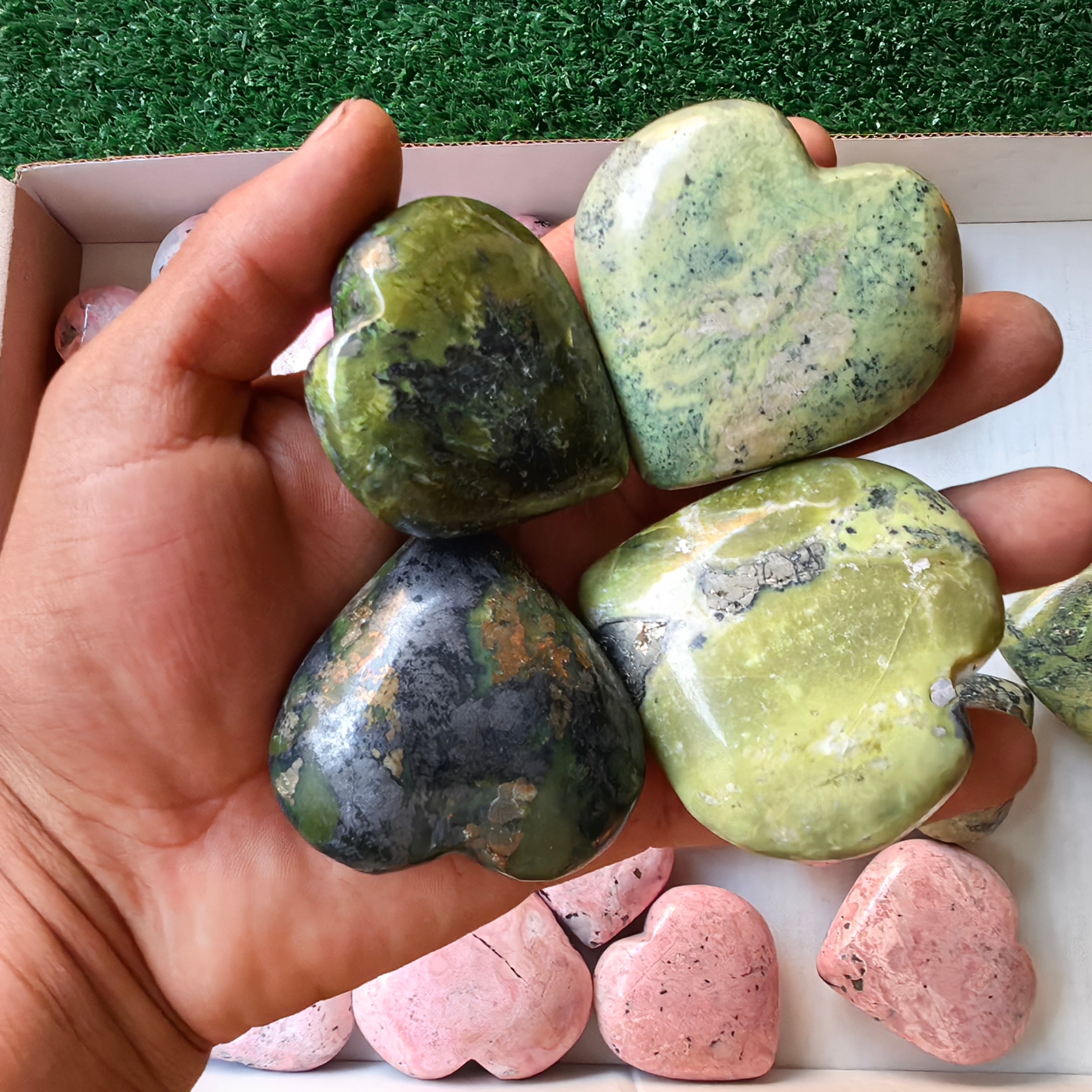 31 pc green serpentine & rhodonite hearts