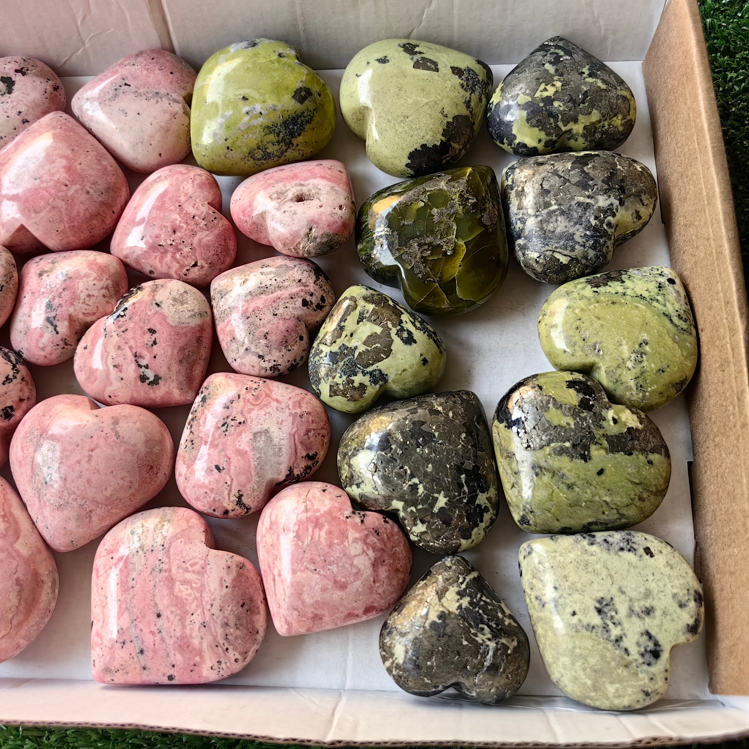 31 pc green serpentine & rhodonite hearts