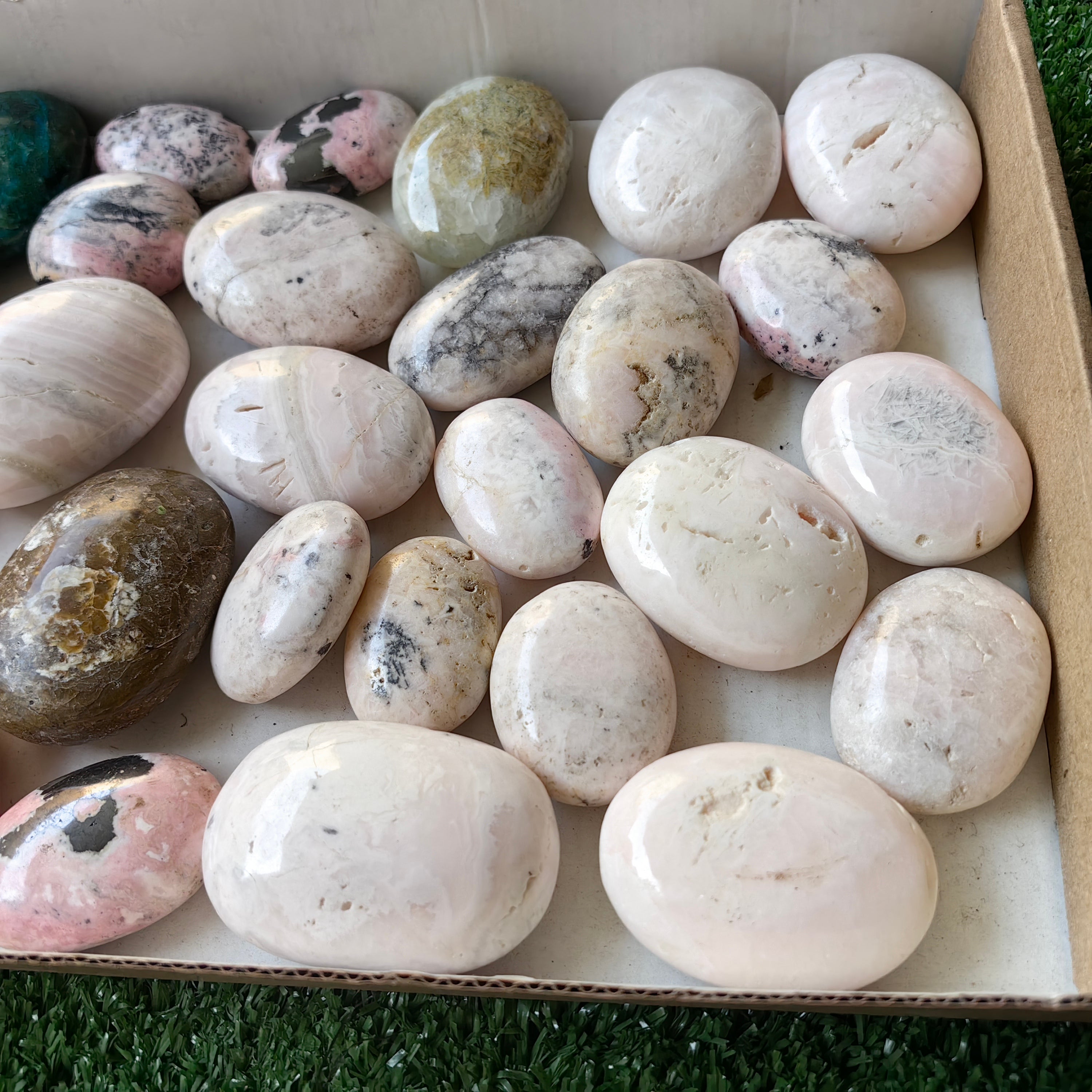 27 pc carving palms in mixted stones