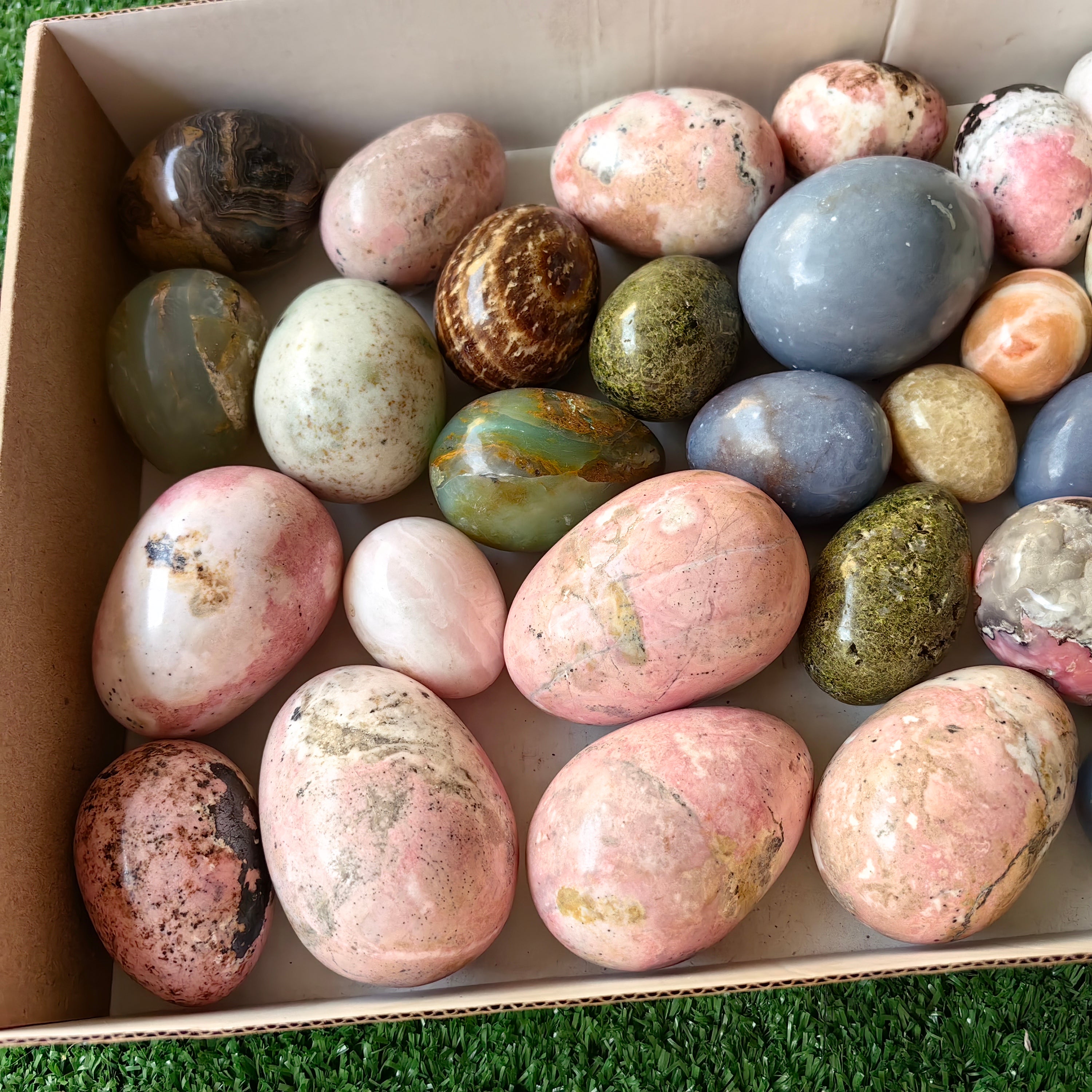 29 pc carving eggs in mixted stones