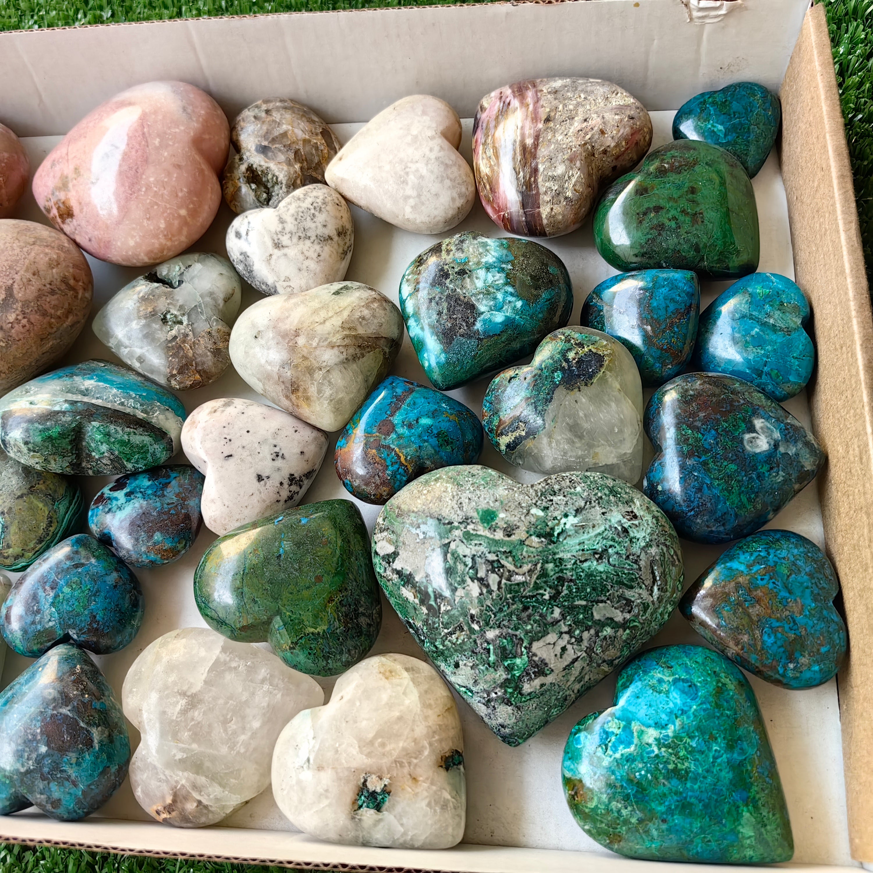 33 pc carving heart in mixted stones