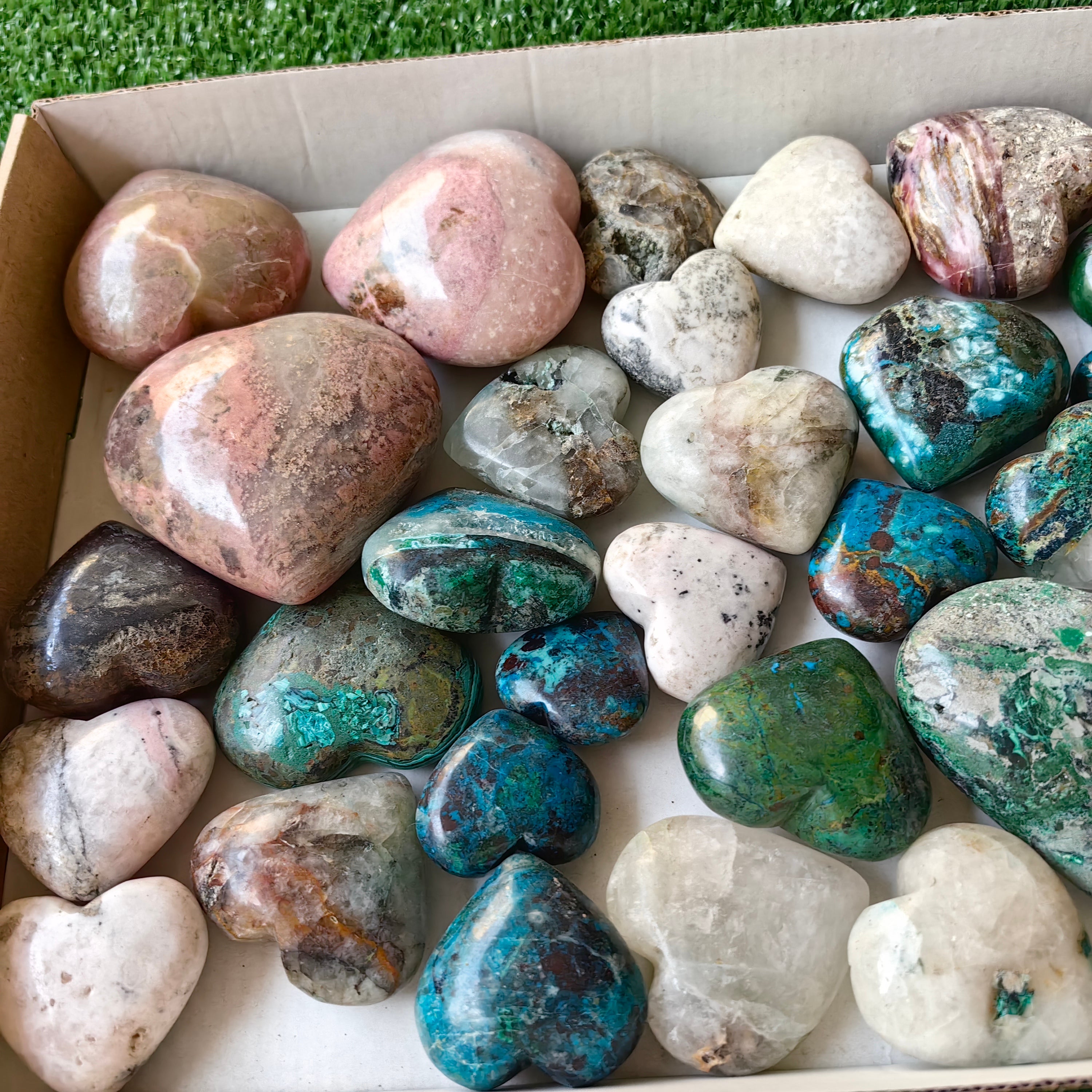 33 pc carving heart in mixted stones