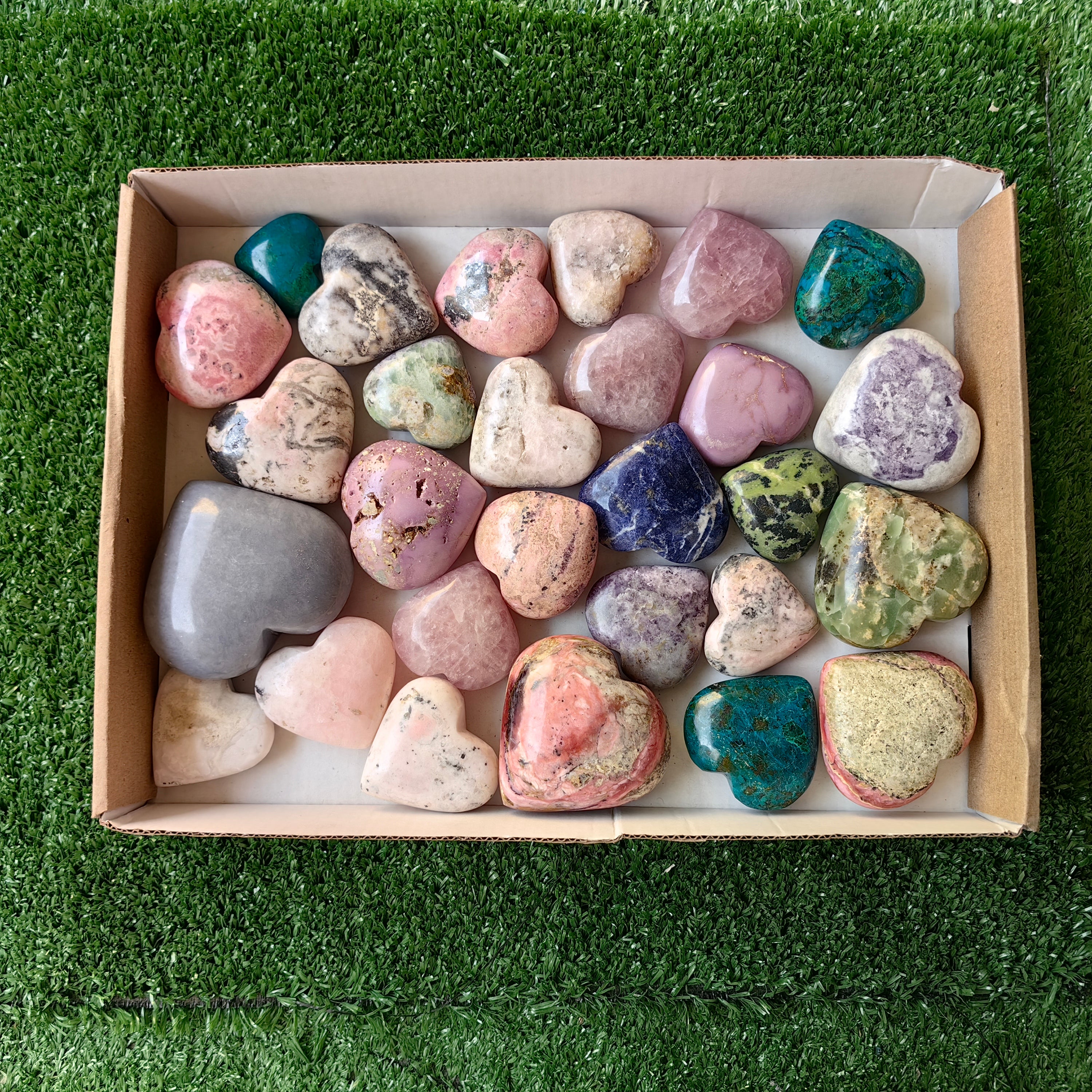 28 pc carving hearts in mixted stones