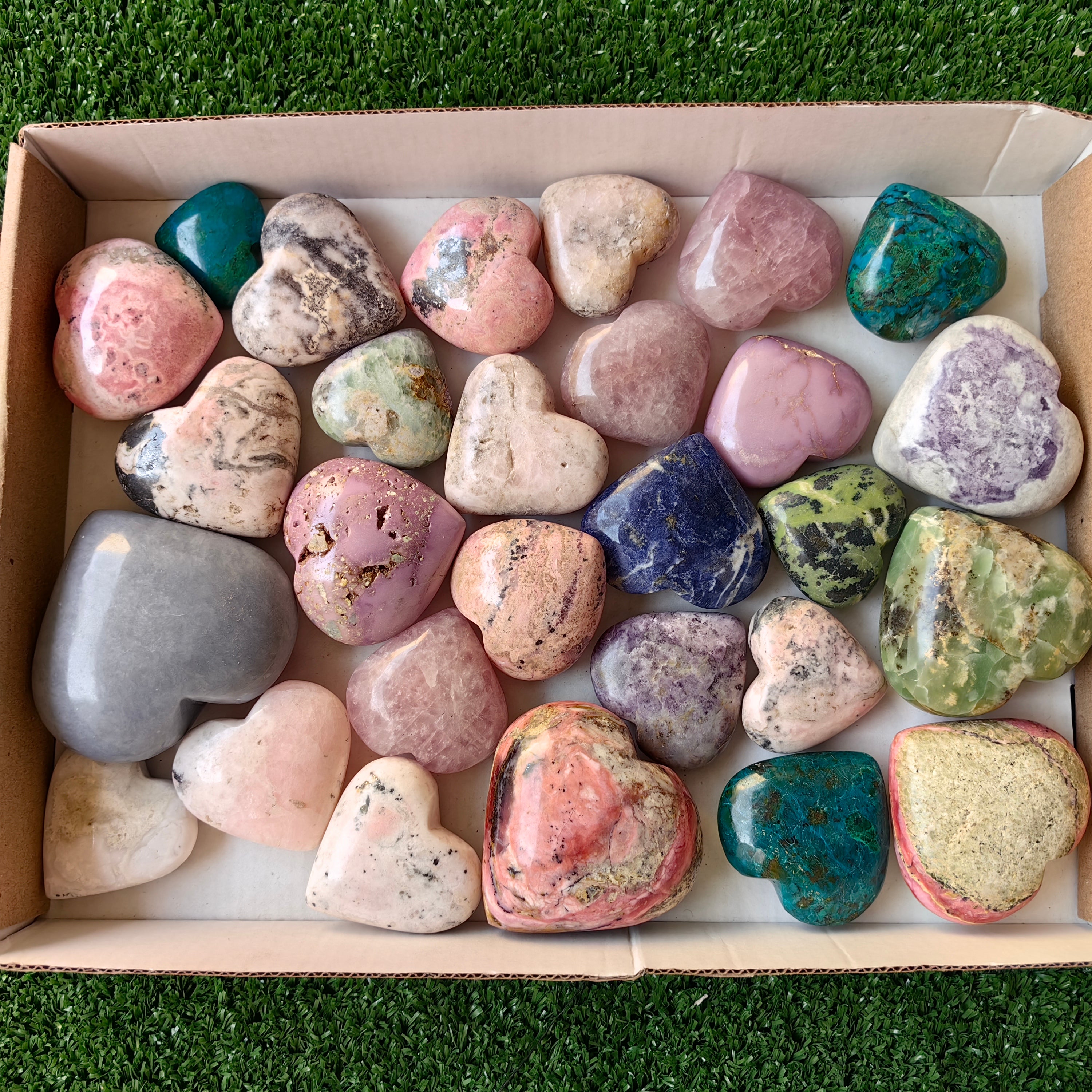 28 pc carving hearts in mixted stones