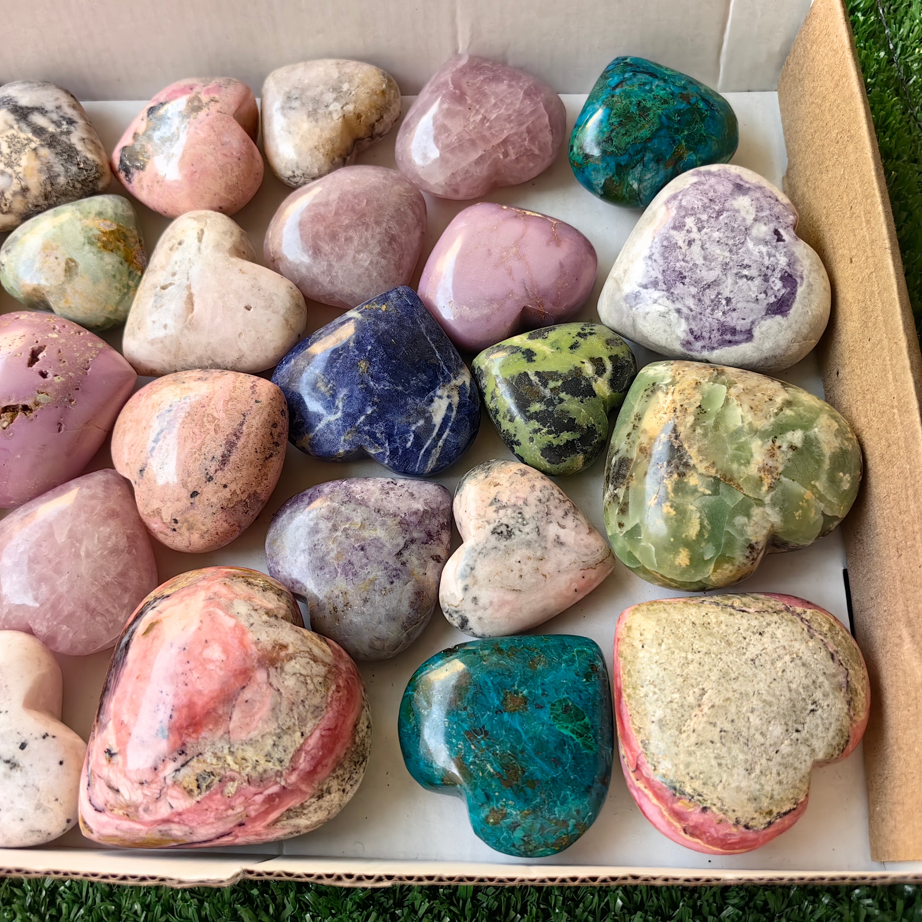 28 pc carving hearts in mixted stones
