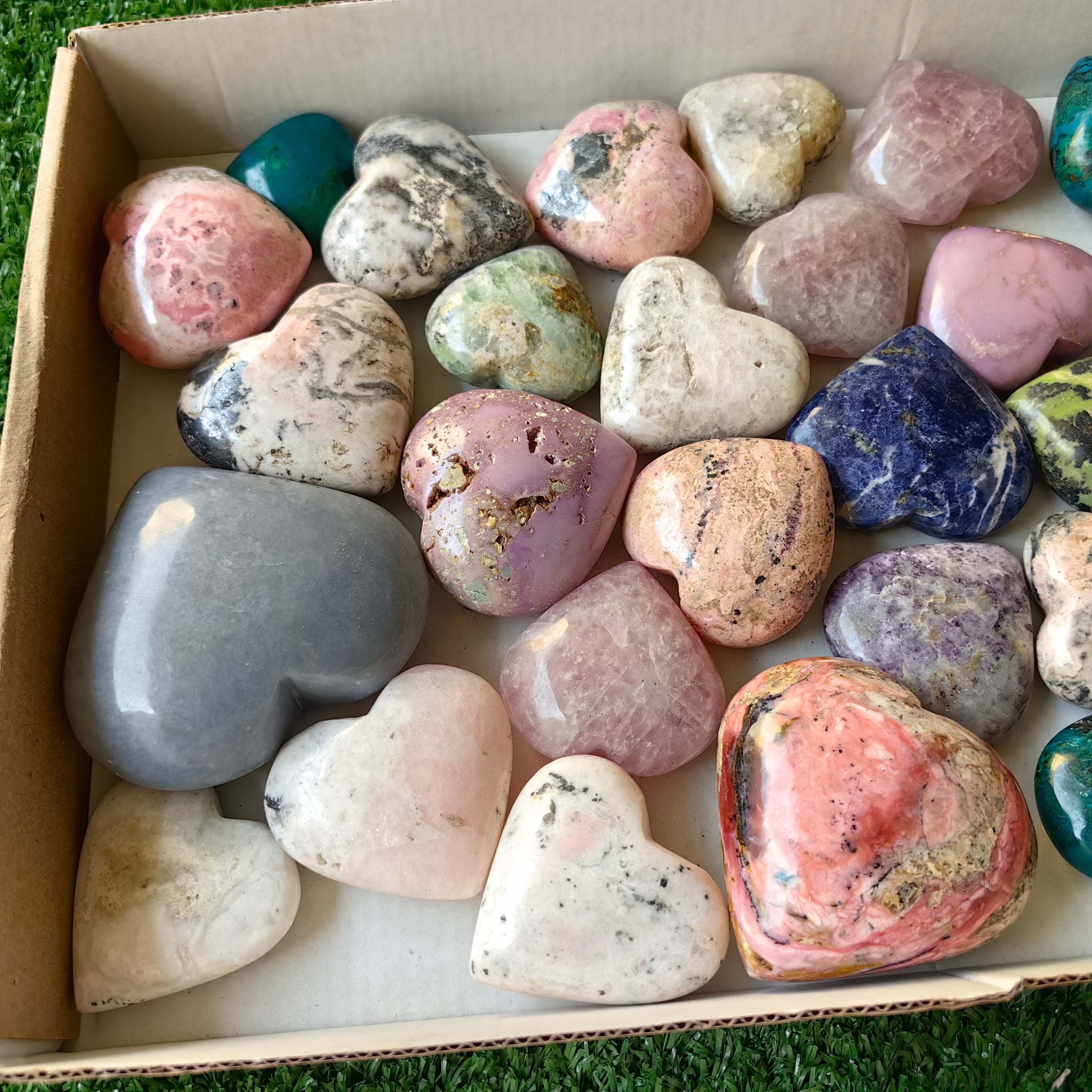 28 pc carving hearts in mixted stones