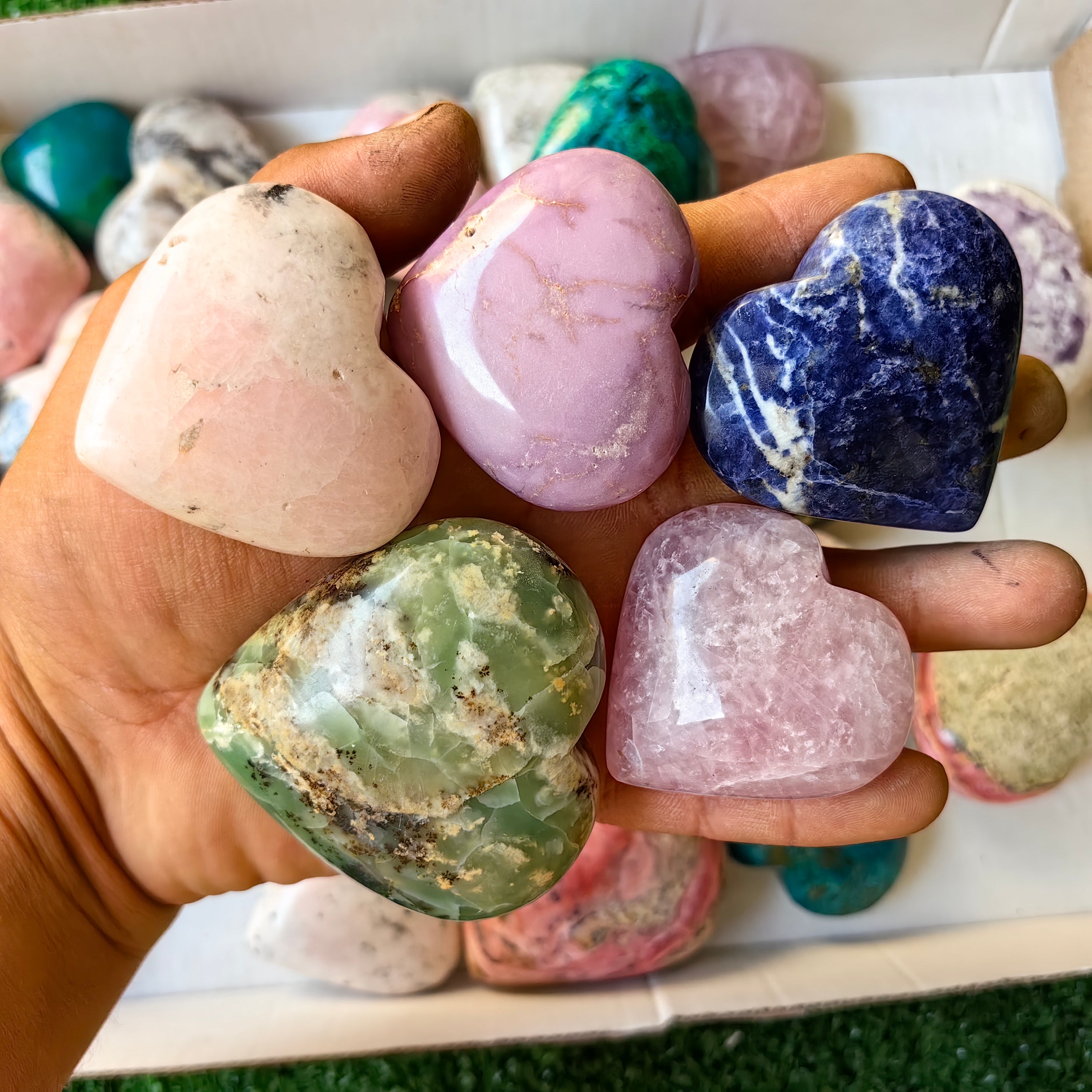 28 pc carving hearts in mixted stones
