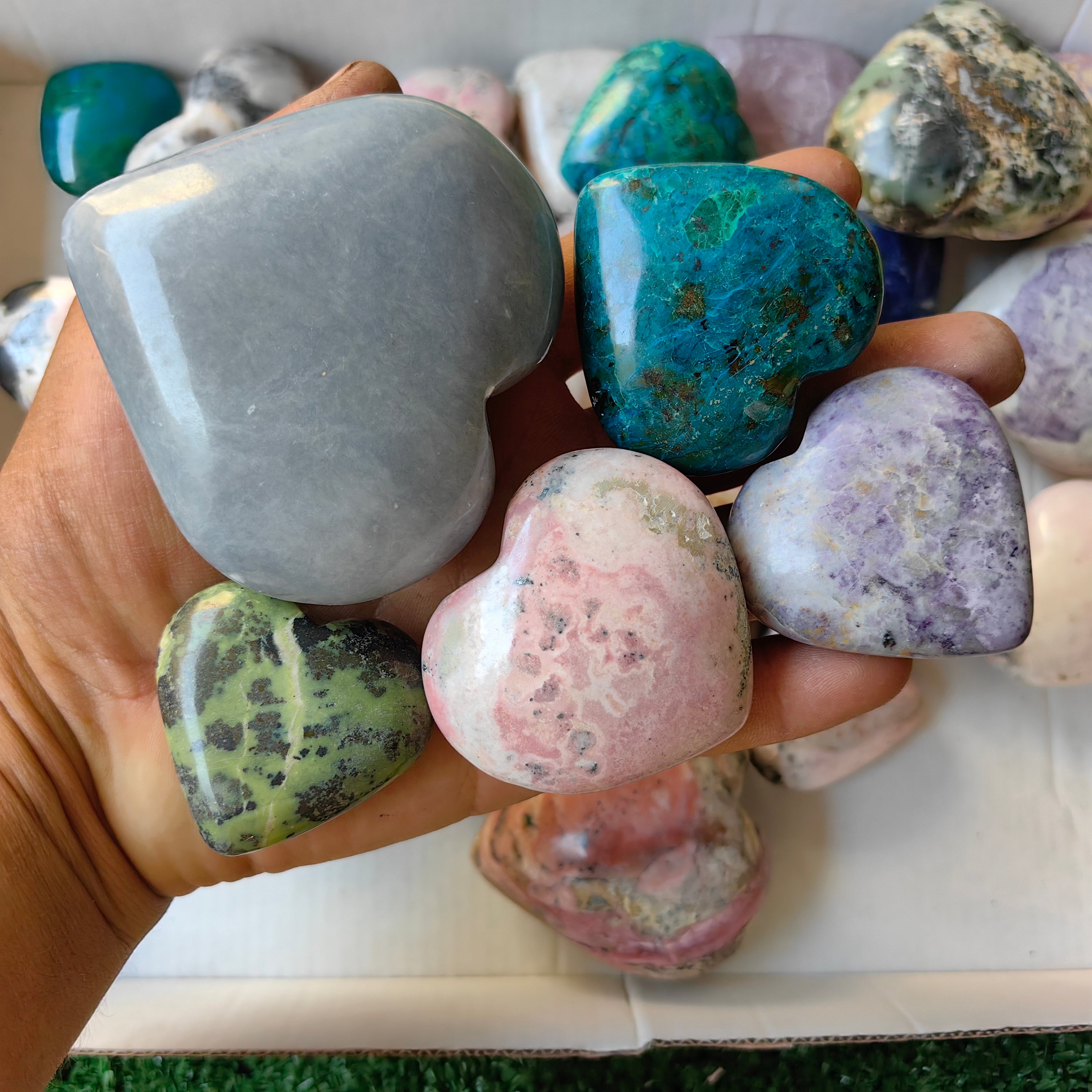 28 pc carving hearts in mixted stones