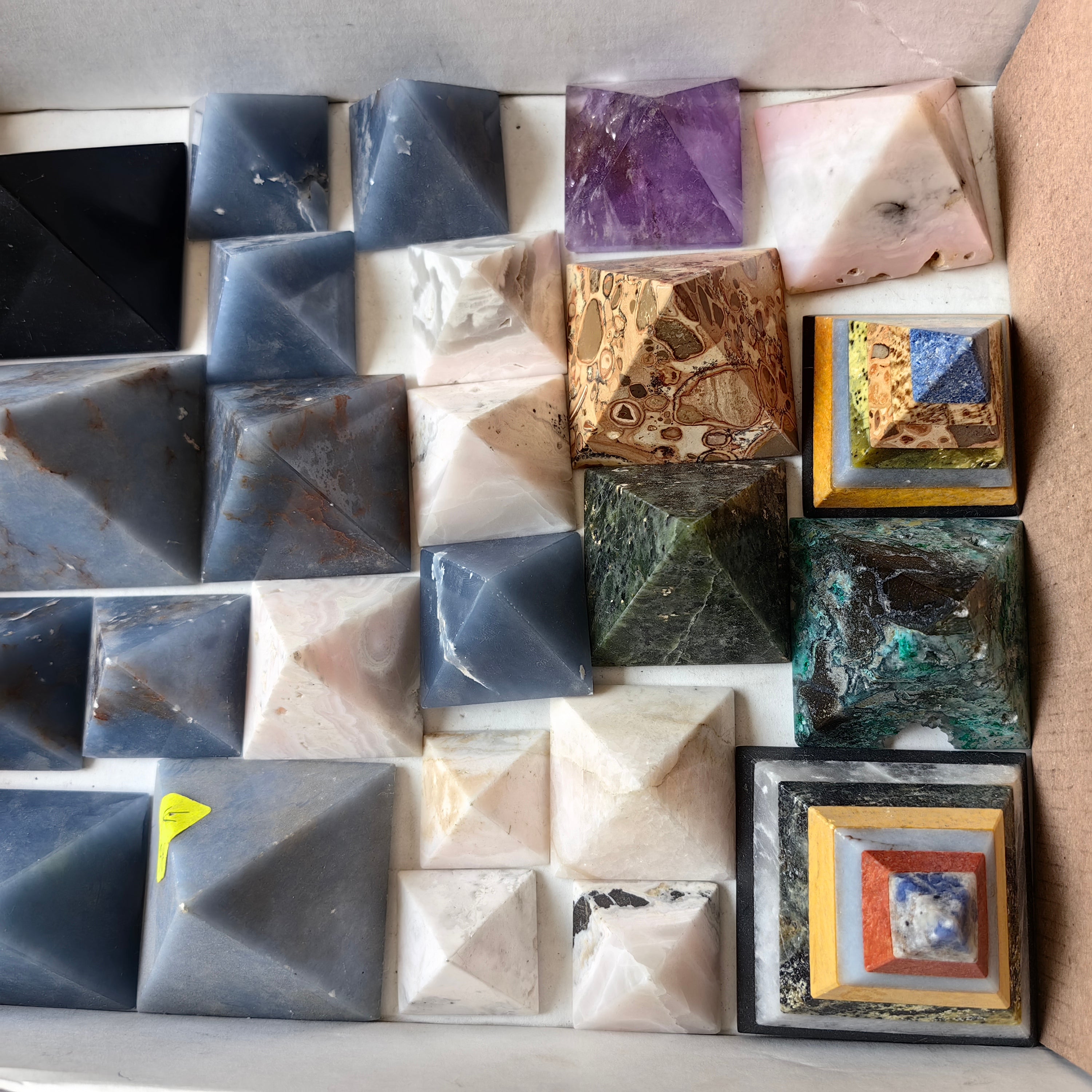 30 pc pyramids mixted in peruvian stones